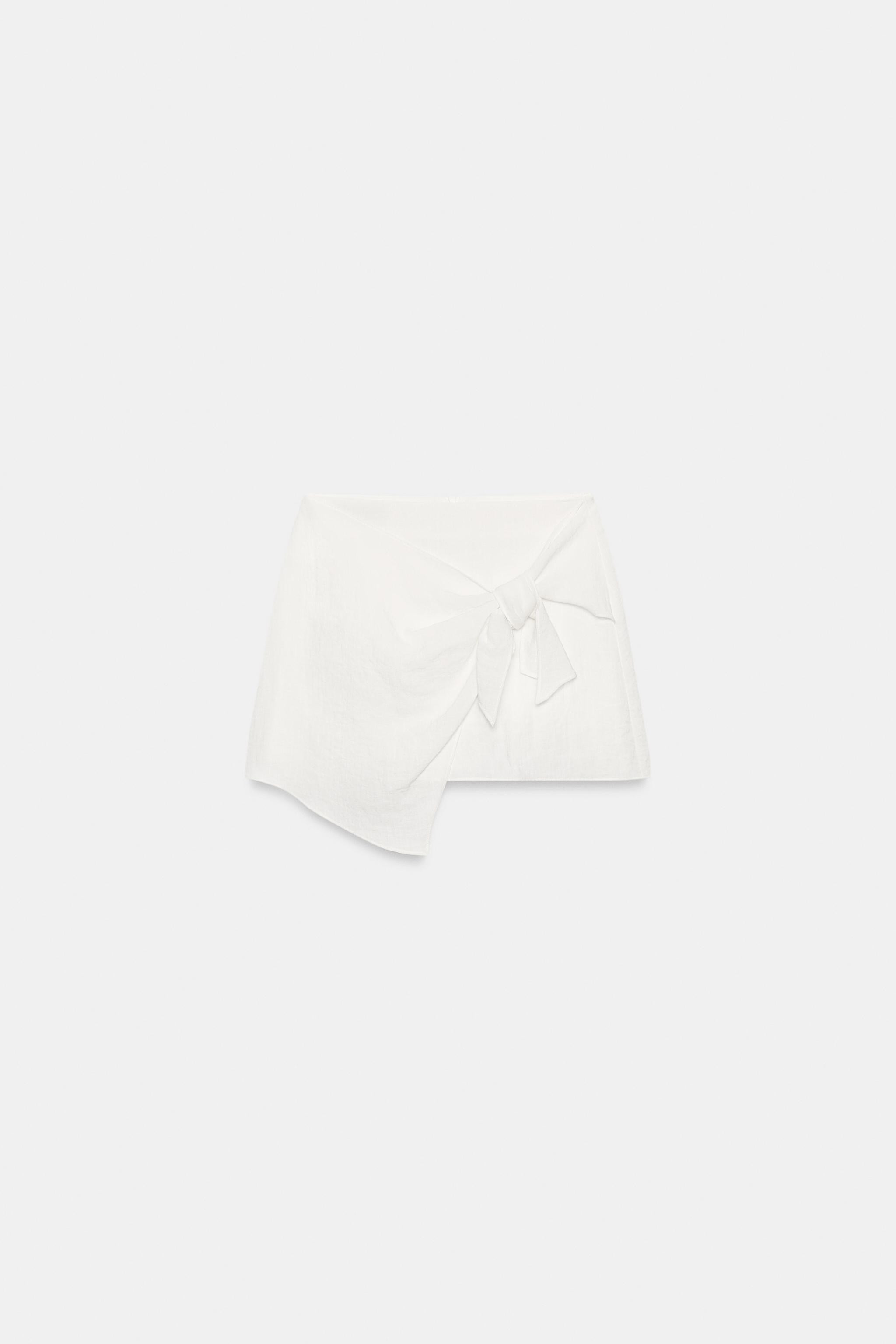 Mid-rise skort with front knot detail. Back hidden in-seam zip closure. | Zara US