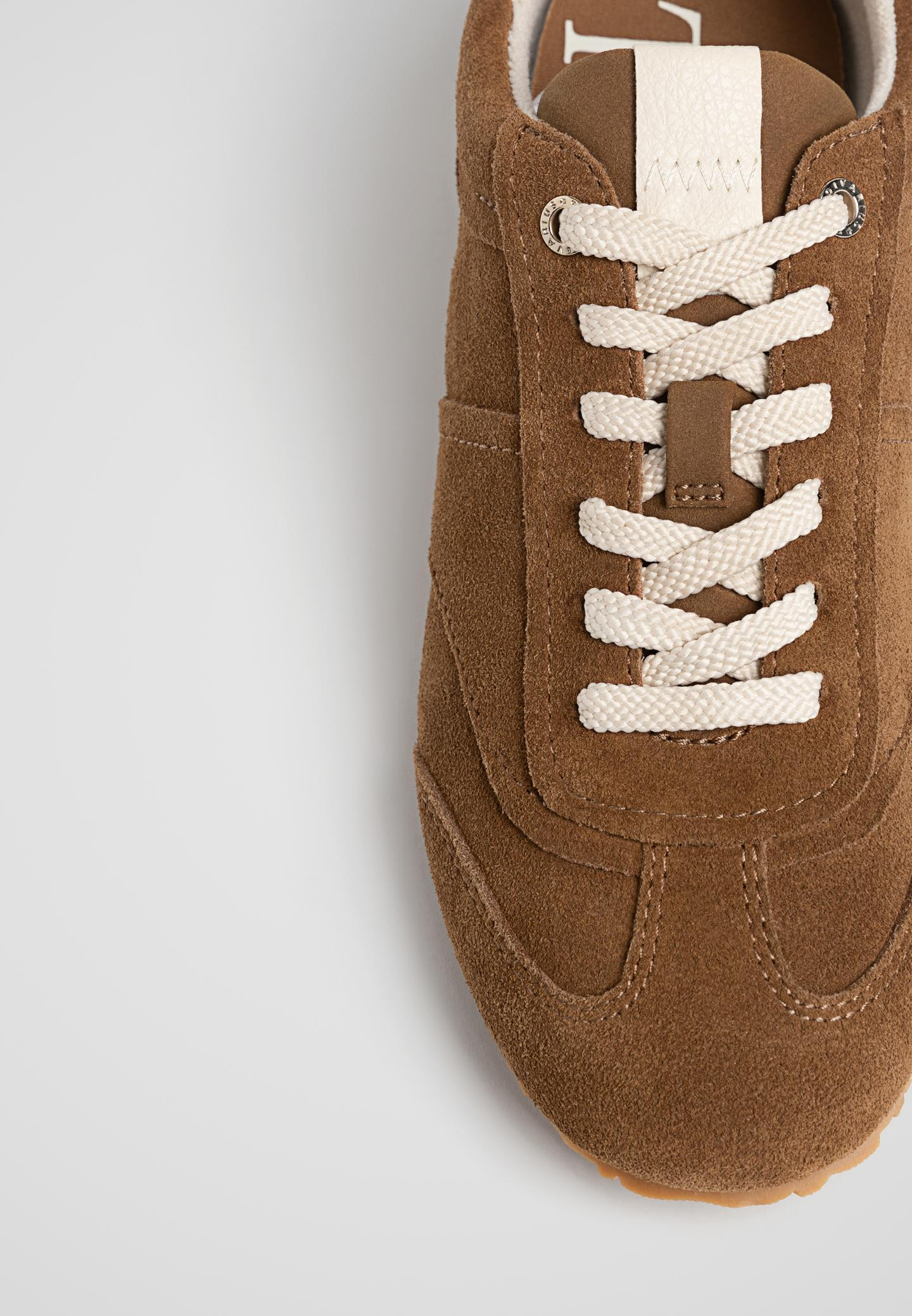 Leather retro trainers. Available in brown. Reinforced detail at the back. Lace-up fastening. Sol... | Stradivarius (UK)
