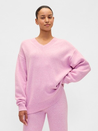 CashSoft Oversized V-Neck Sweater | Gap (CA)