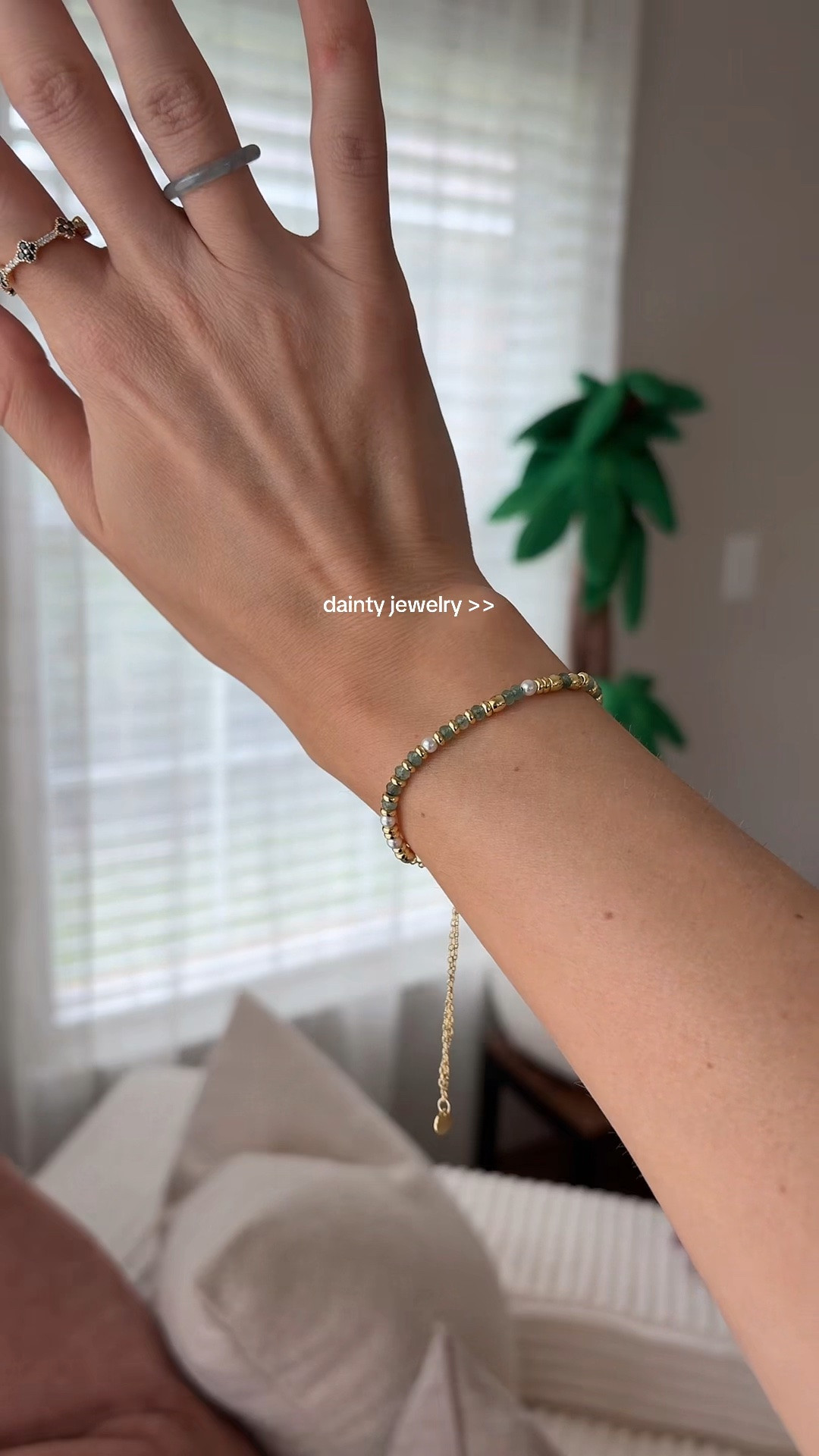 So pretty and dainty 🤏✨ #daintyjewelry #bracelet #pavoi