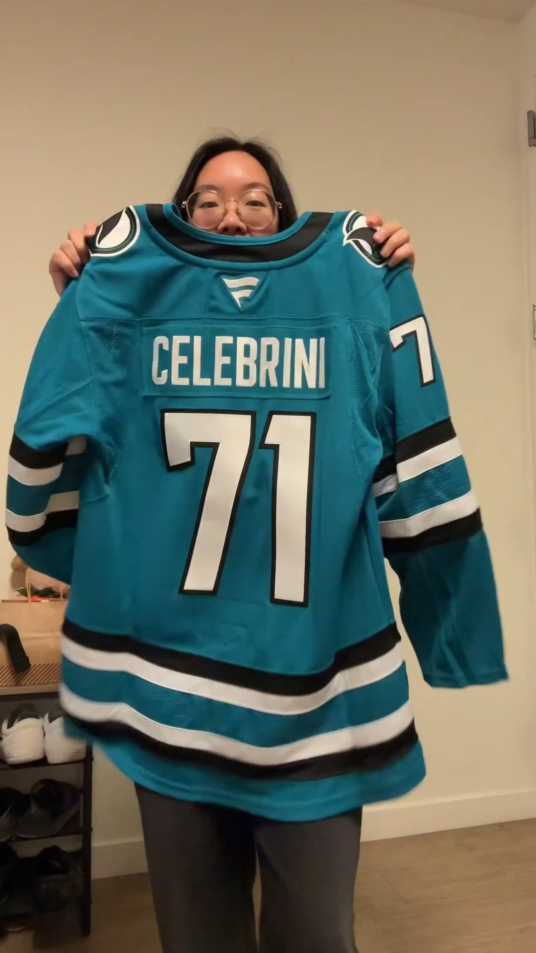 Back with another NHL hockey jersey size reference video! 

For reference, I am 5’2”, 125 lbs, and petite.

Wearing a NHL Fanatics Home Premium Jersey in a size 44/M

#NHL #hockey #hockeyjersey #macklincelebrini #sanjosesharks 

#LTKPetite