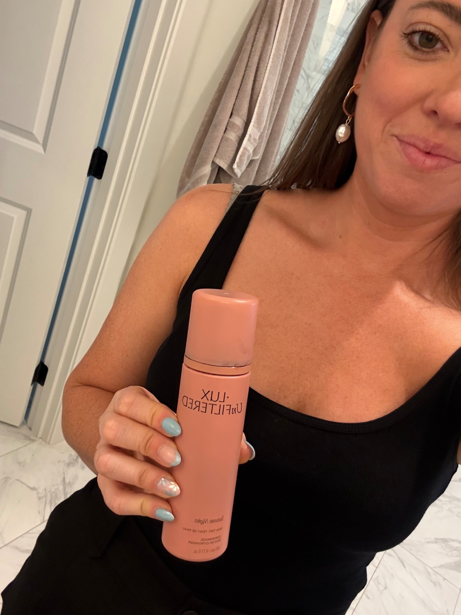 New self tanner perfect for an instant glow that takes no time to set in! This is temporary (comes off a after one shower) but doesn't transfer, doesn't smell, and is super easy to apply 


Lux unfiltered
Self tanner