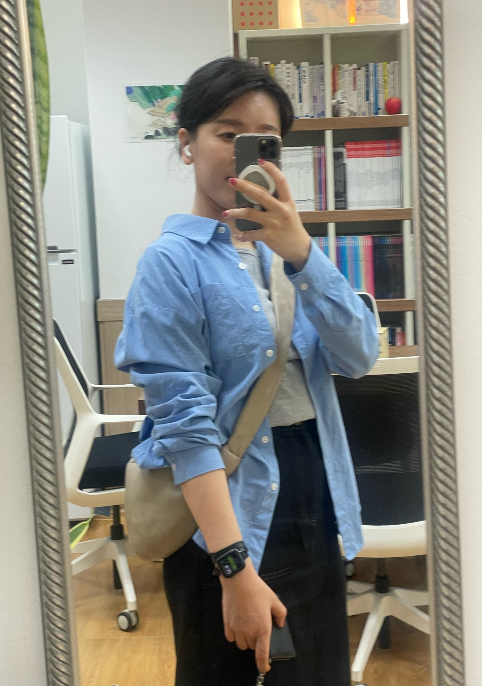 Today’s look: casual chic with my LeMaire Croissant Bag and a cool blue shirt 💙. Perfect for a day at the office or a quick meet-up. Love how these pieces combine style and functionality! Shop the look via the link! #SimpleStyle #DailyOutfit #FashionEssentials

#LTKSeasonal #LTKworkwear