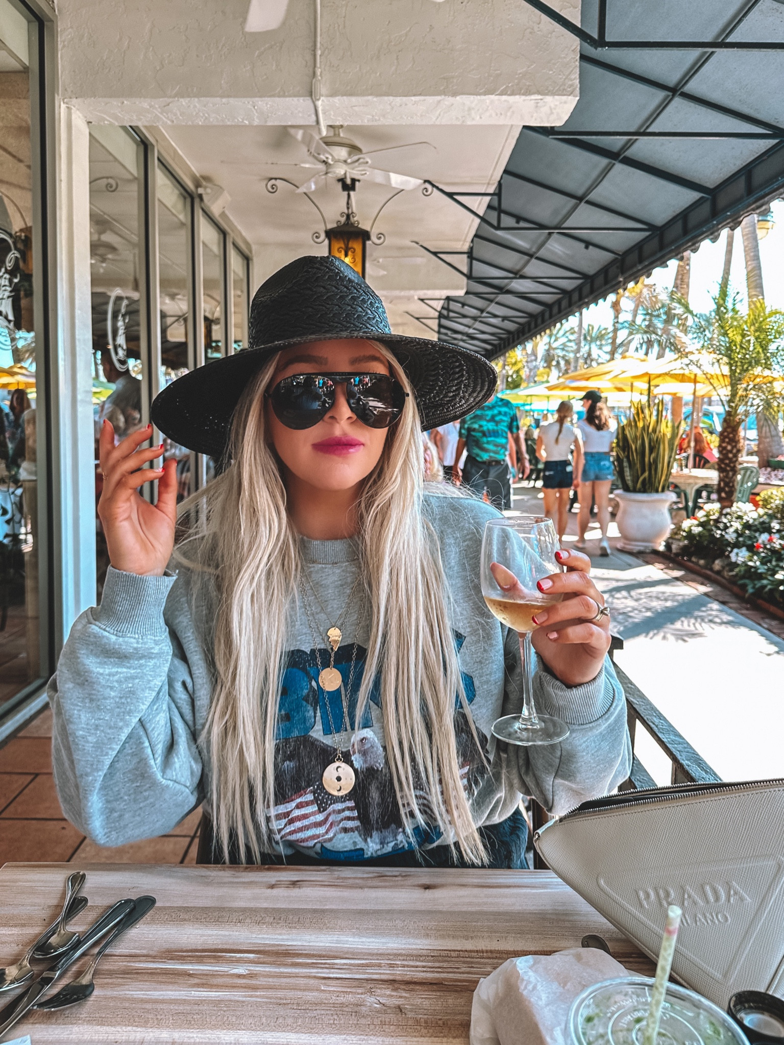 This hat and sweatshirt 😍😍😍