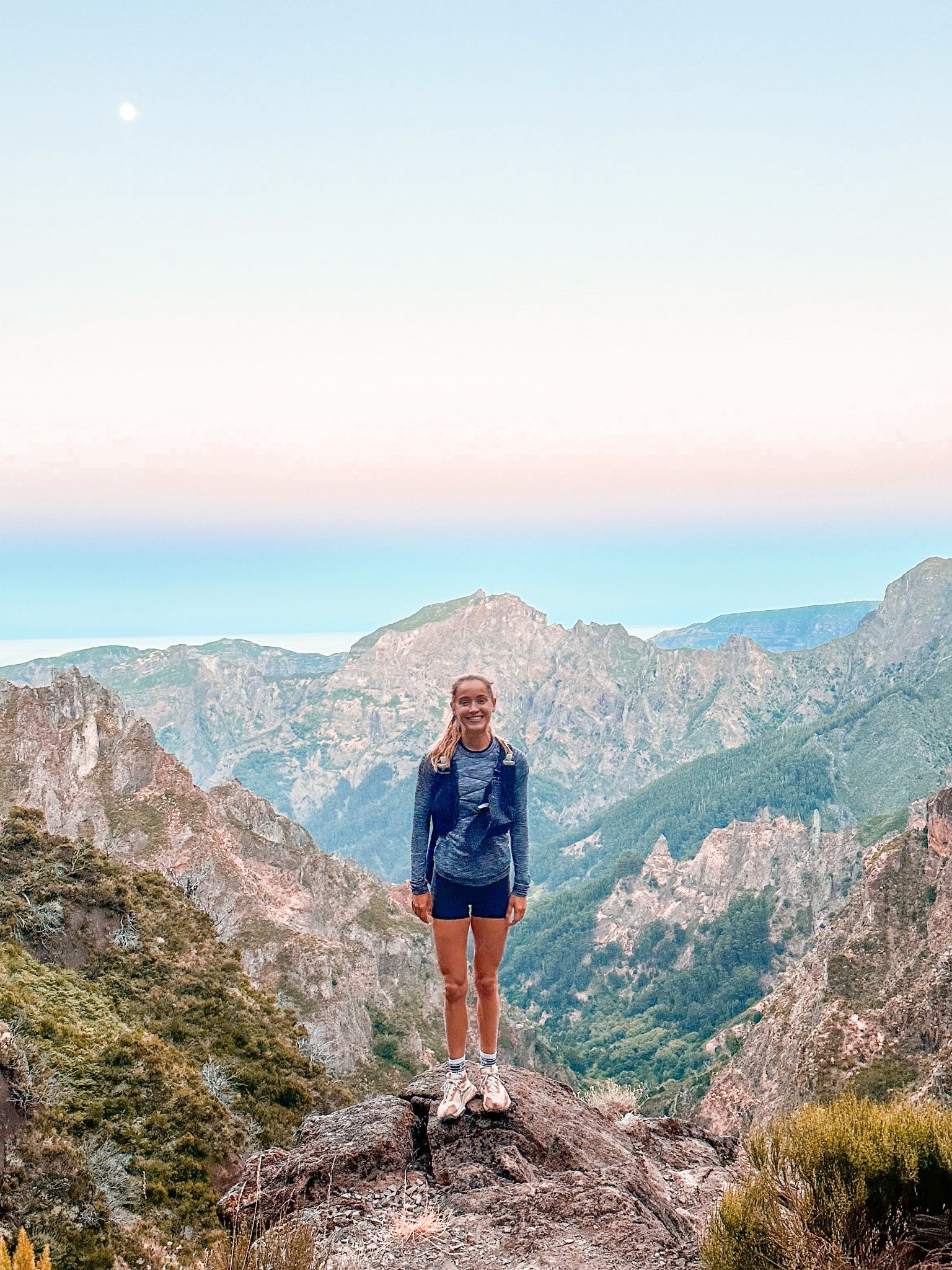 Hiking essentials: Salomon ✔️ Nike Pegasus gortex trail ✔️ fast and free hat ✔️ and upper layers ✔️