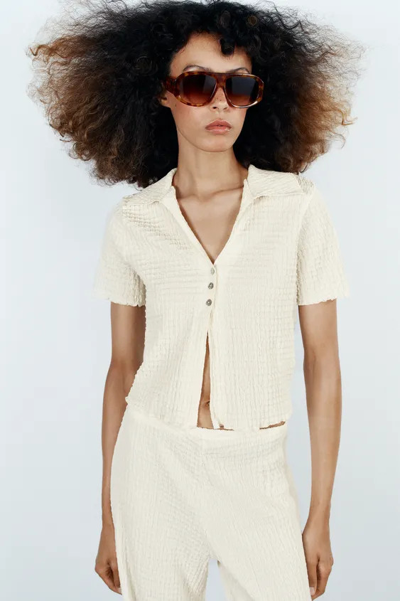 V-neck top with short sleeves. Front button closure. | Zara US