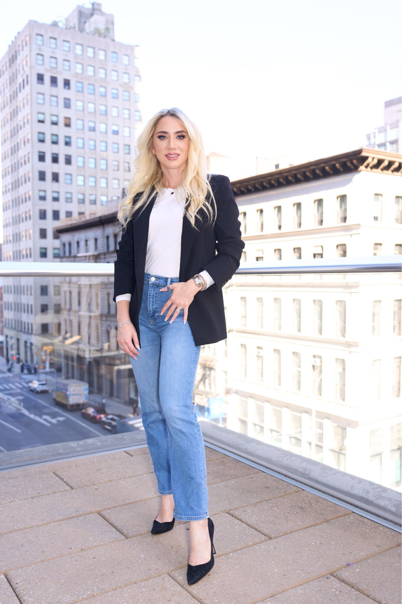 What’s an easy fall daytime outfit or work look?

A black blazer, white t, jeans and black suede pumps. Done. 

So simple and easy yet timeless and chic.



#LTKWorkwear #LTKSeasonal #LTKStyleTip