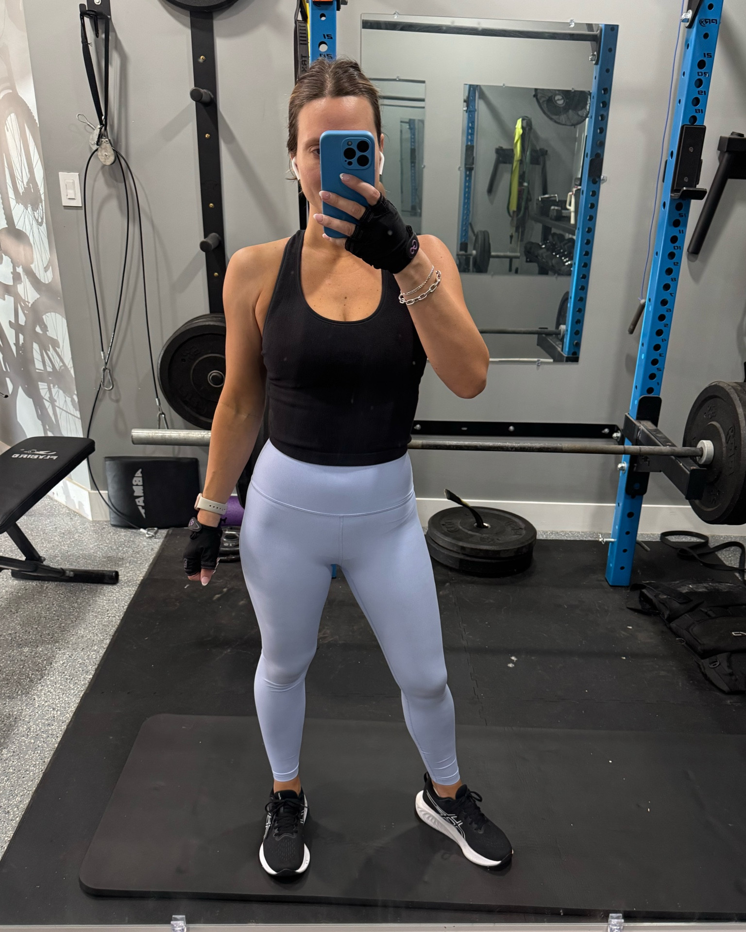 This workout top and leggings are my new favorite! Both stay perfectly in place through out my whole work out! 

Top size medium
Leggings size small 

#LTKActive #LTKFindsUnder50 #LTKFitness
