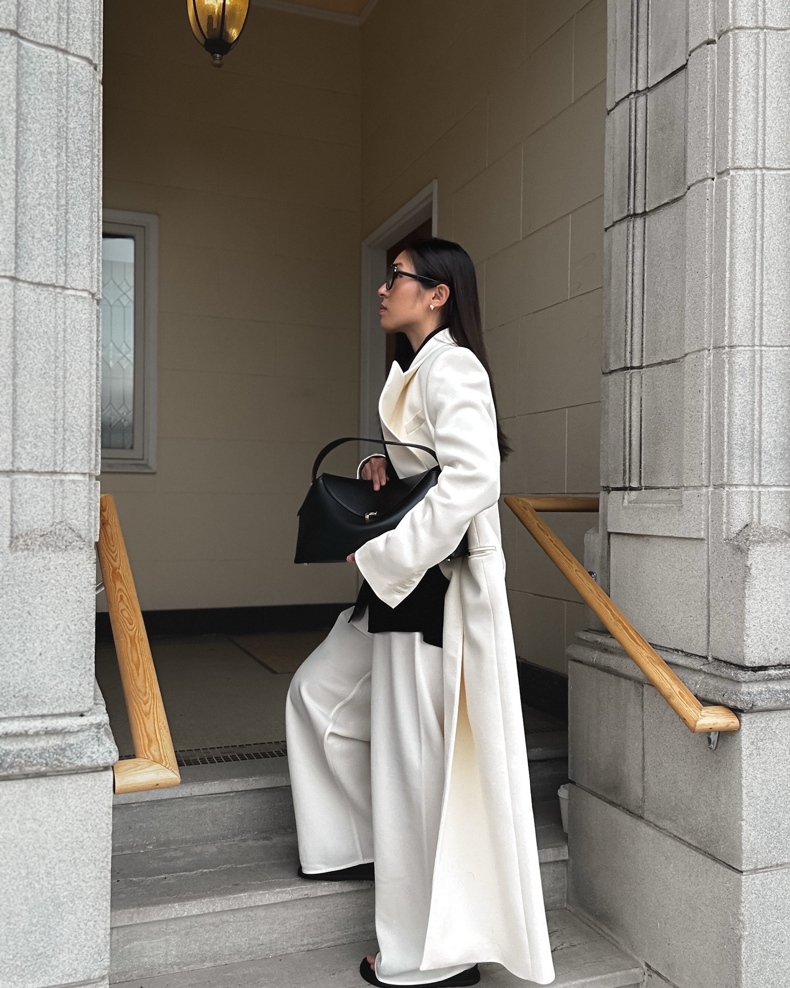 who says short girls can’t wear long blazers 🖤

outfit details
blazer: @almadalabel 
trousers: @almadalabel 
shirt: @almadalabel 
bag: @toteme
sunnies: @ysl 
sandals: @hermes 

🔗 Outfit specifics always linked in bio → @amandacapsulewardrobe
⸻

#capsulecloset #petiteoutfits #timelessoutfit #minimaliststyle #quietluxurystyle
