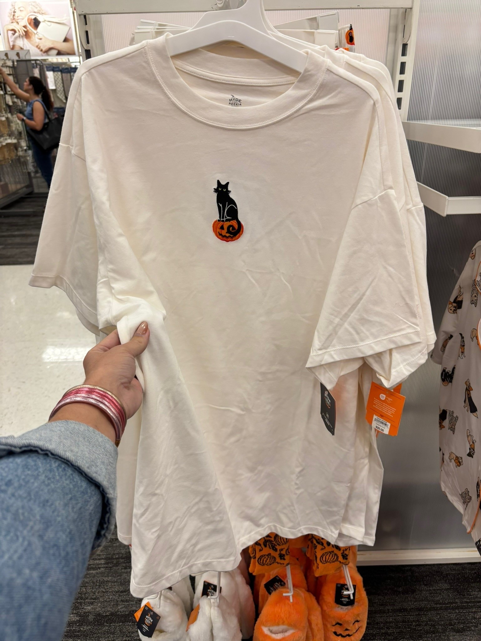 The cutest embroidered tee for Halloween!!!🎃🖤 layer with a cardigan and add some accessories for the cutest look!

Fall outfit, fall fashion, Halloween

#LTKootd #LTKSeasonal #LTKgrwm