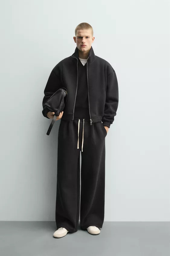 Wide-leg trousers made from a double compact technical fabric with a cotton blend and added stret... | Zara UK