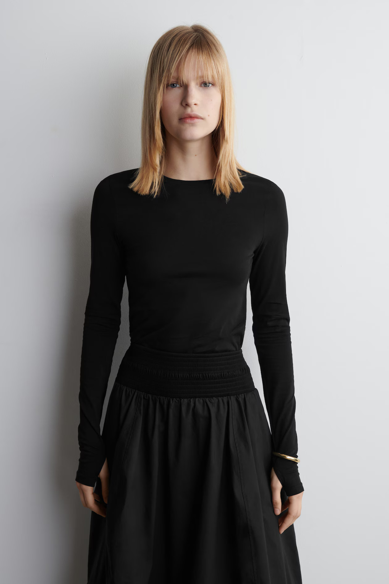 SLIM LIGHTWEIGHT LONG-SLEEVED TOP - BLACK | COS GB | COS UK