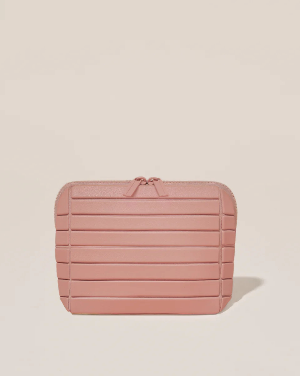 the small blush traveller | Parallelle