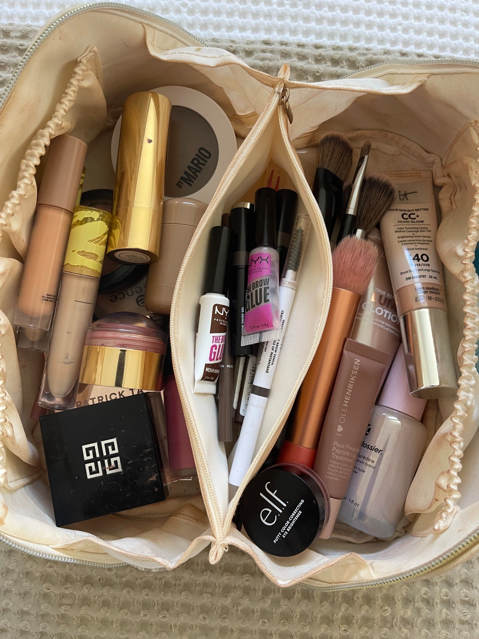 Everyday makeup essentials ✨ 

mom beauty essentials
everyday makeup
bag essentials
momlife hacks
effortless style
beauty favorites
fashion mama
quick makeup routine
everyday look
mom approved


#LTKbeauty #LTKbag #LTKcanada