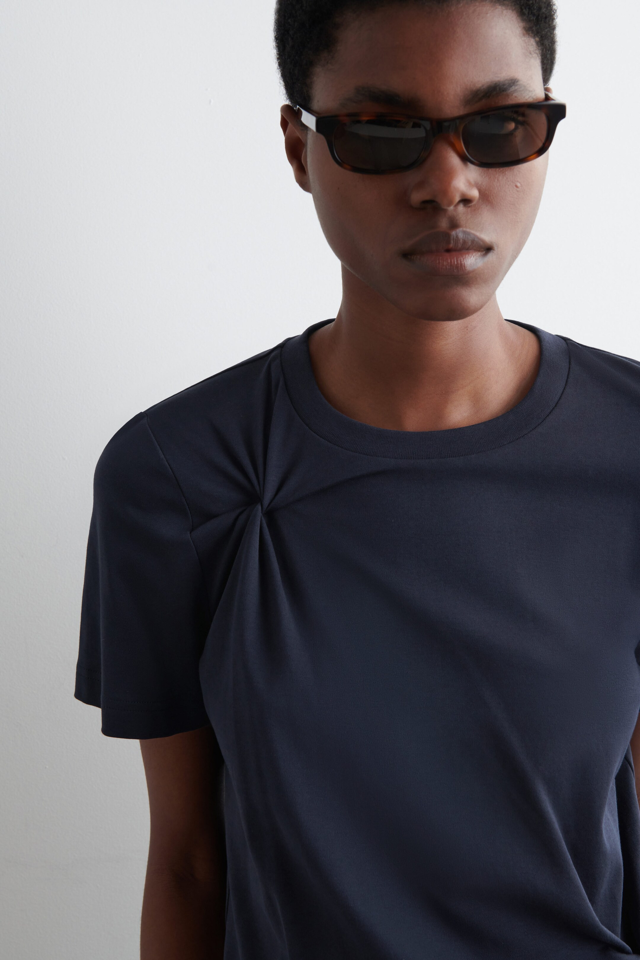 KNOT-DETAIL T-SHIRT - NAVY | COS (EU)
