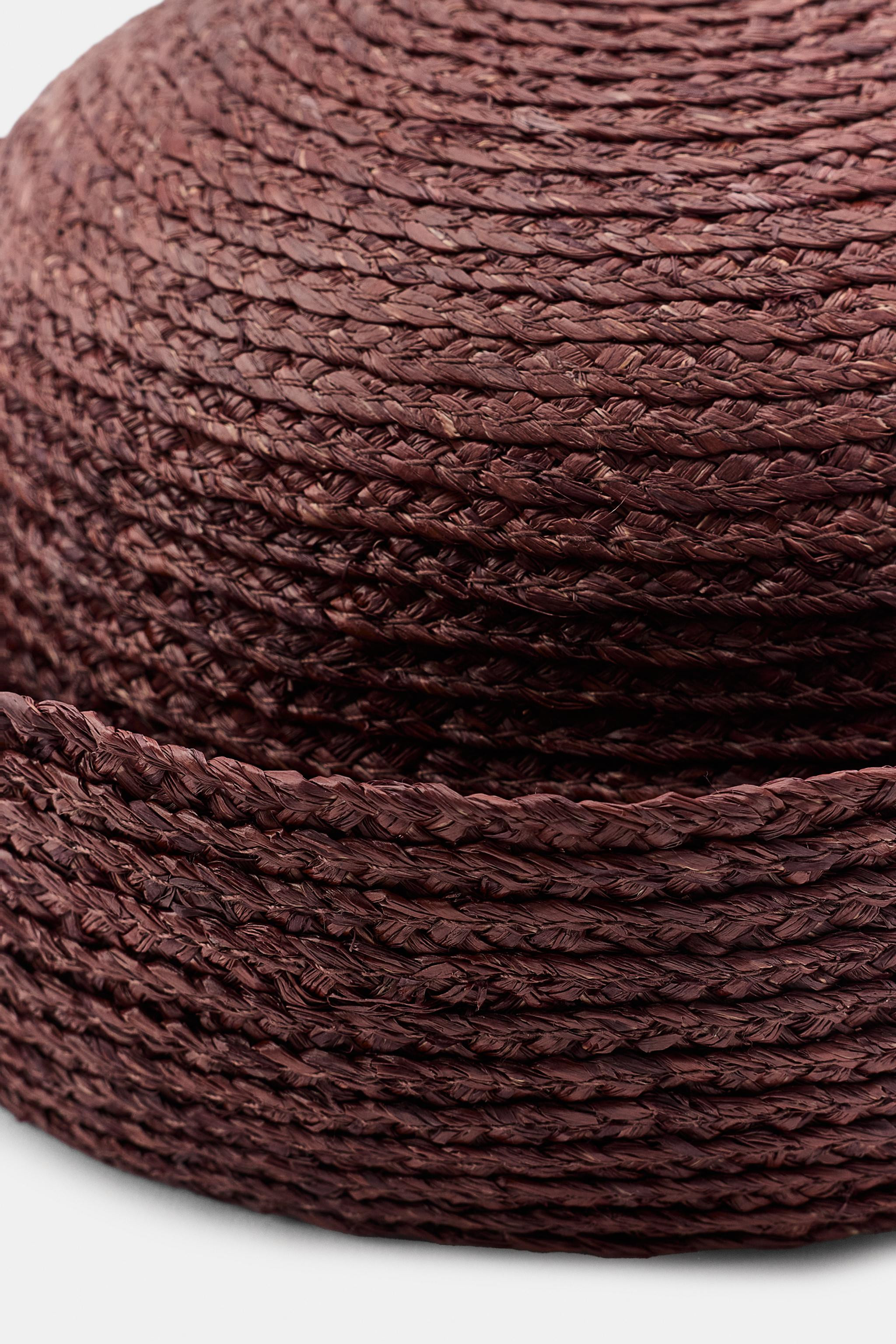 Model height: 173 cmCap with main fabric made of 100% raffia. Features a turn-up hem. | Zara UK