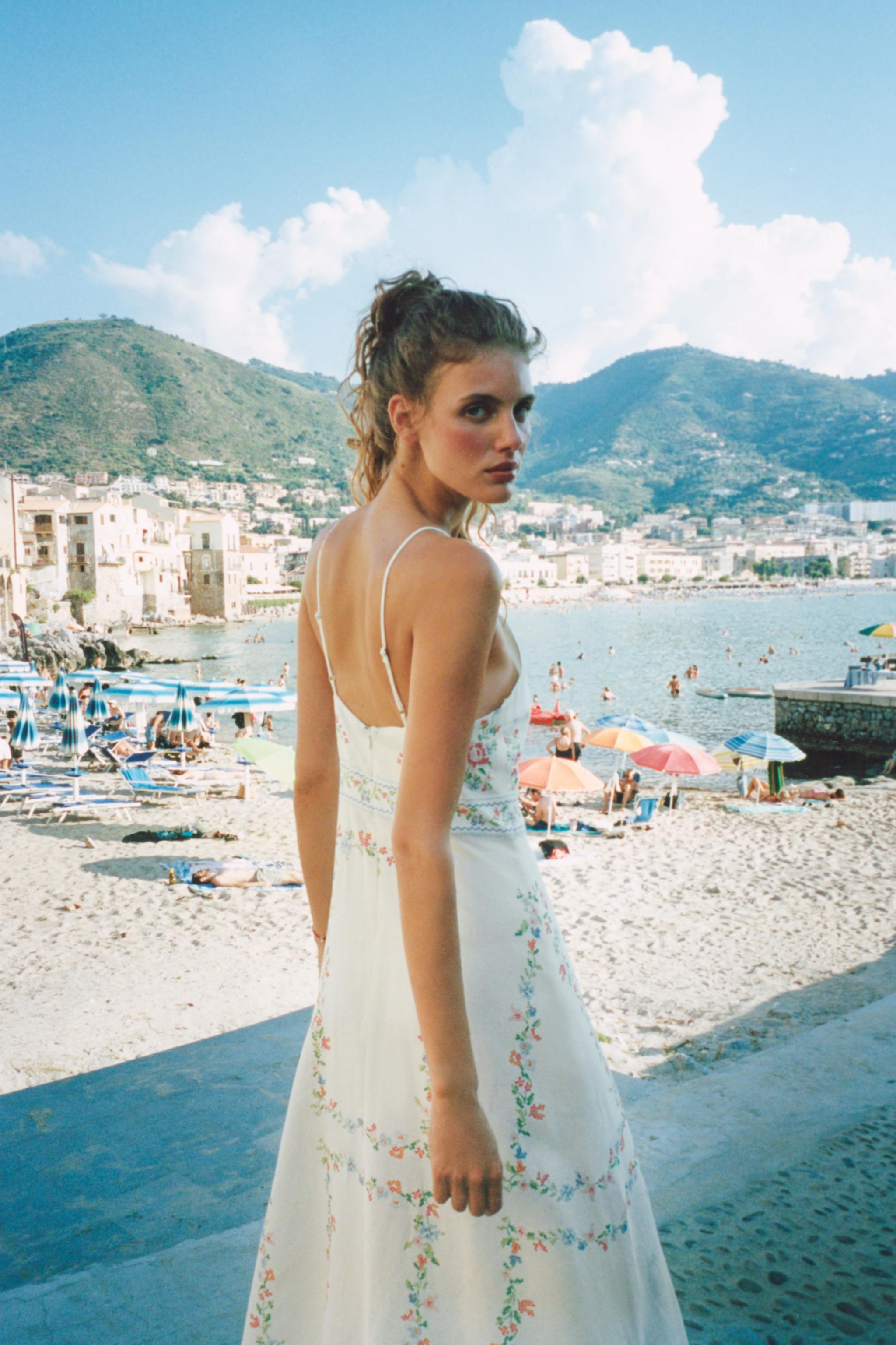 Model height: 180 cmMidi dress made with a linen blend. Features a halter neckline and adjustable... | Zara UK