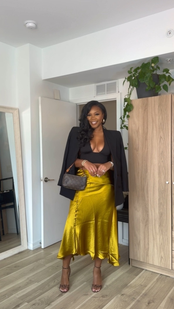 Love this dinner look 😍 the skirt fits so good and loving the color!!! 

5’9 | 200 lbs 
I am wearing a size 12 in the skirt for a looser fit but if you want to have a definite high waist, I would size down to a 10 but I like to relax fit! 