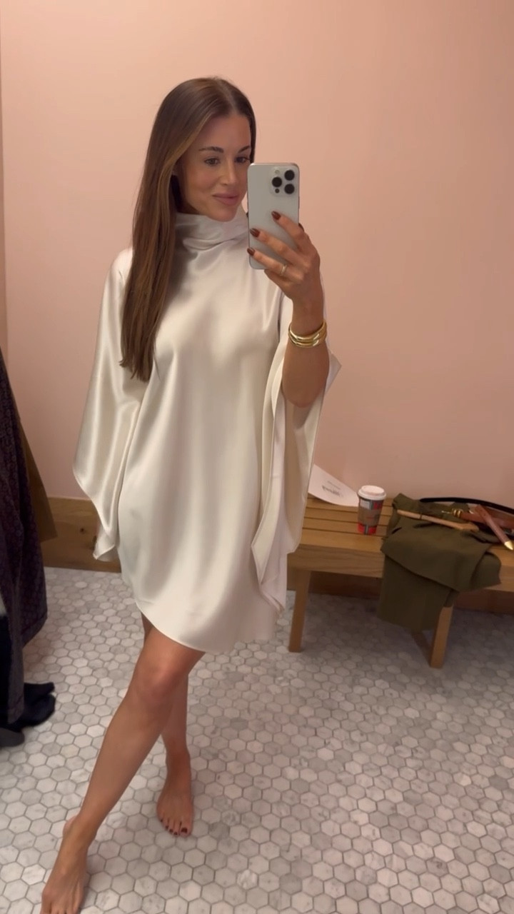 This fan satin dress from Aritzia is so stunning! It looks angelic. Would be such a gorgeous look for a holiday or Christmas party!

#LTKHoliday #LTKootd #LTKSeasonal