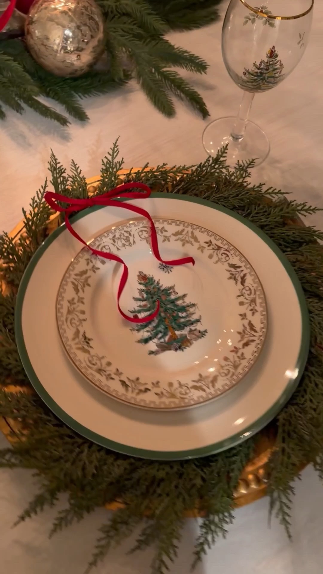 My Christmas tablescape, still waiting on a few more place settings but i love it! ✨ 