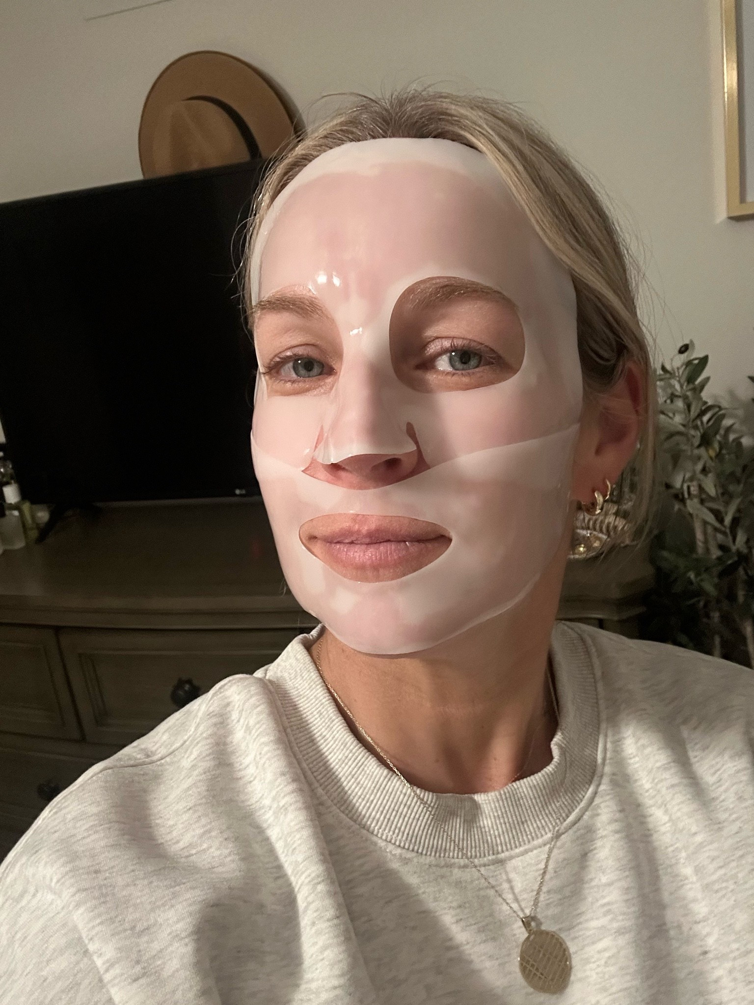 A little 11pm relaxation after a long week…and it’s only Monday 🤣🤣🤣 this mask is so thick and luxurious. Feels so good and goes on amazing. One of my faves. Peptides. Collagen. Hylauronic acid. All the good things for a good revival! @Mario Badescu

#LTKdayinmylife #LTKselfcare #LTKOver40