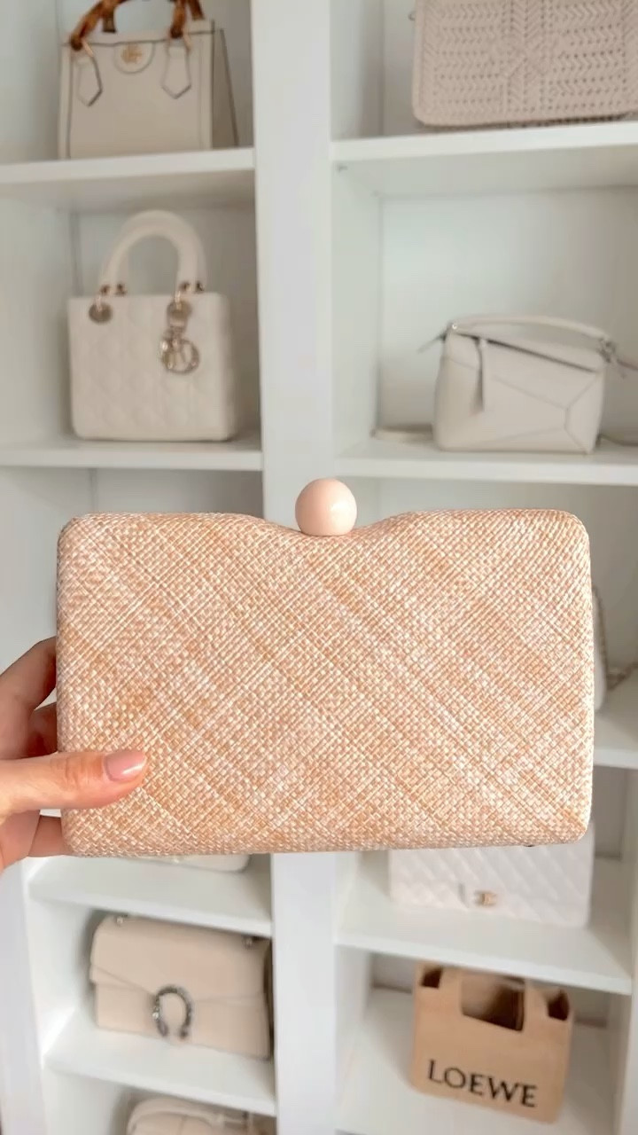 One of my favourite buys from the NSALE! The most adorable little clutch - perfect for summer! ❤️