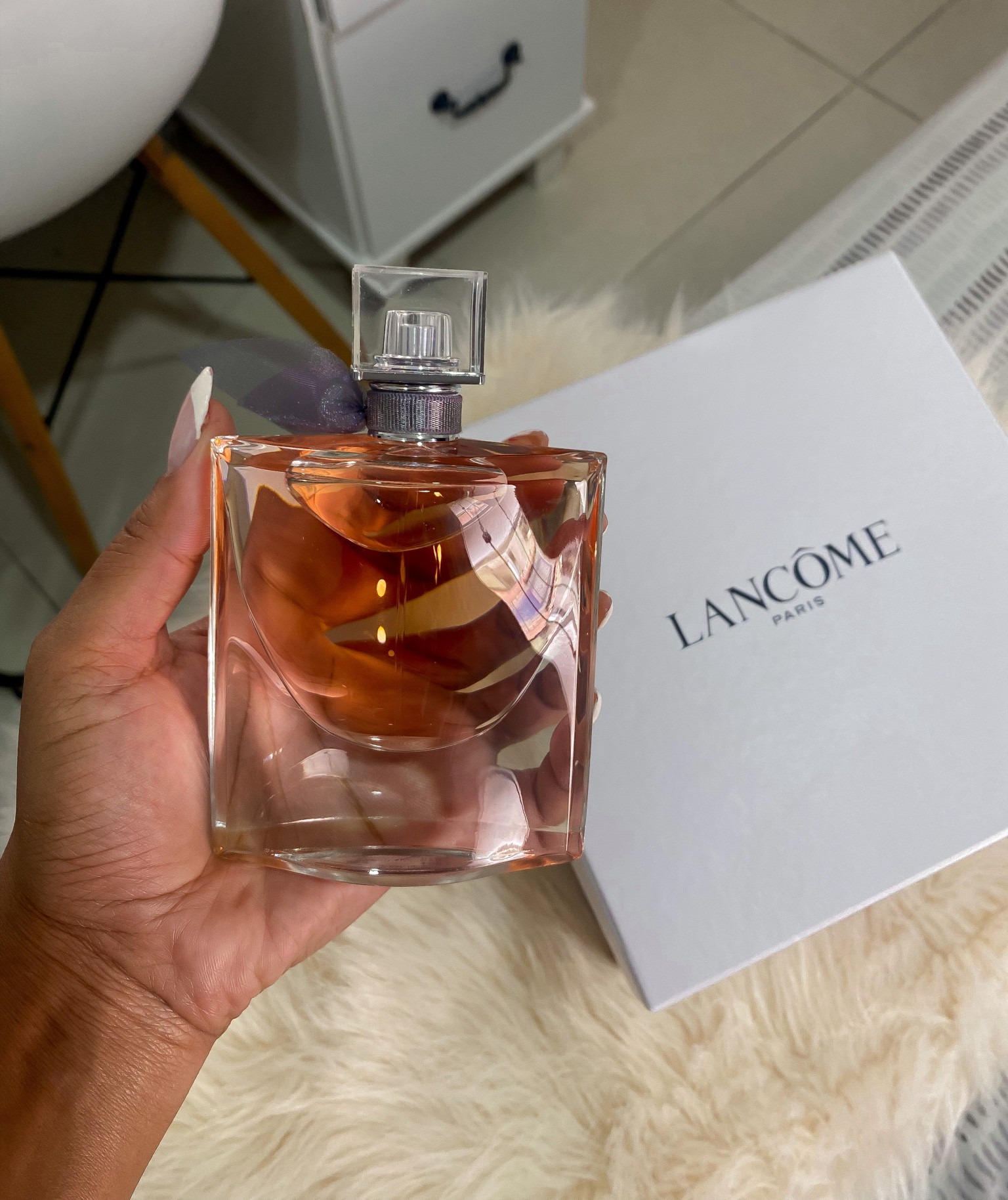 Se eu tivesse que escolher um perfume só, muito provavelmente seria Lancôme La Vie Est Belle. Seu nome é uma poesia “a vida é bela”, um verdadeiro bálsamo pro nosso olfato. 

O que a marca diz: Um buquê floral gourmand encapsulado em um sorriso de cristal. Uma declaração universal de felicidade e feminilidade vibrante. Misturando os ingredientes mais nobres, La Vie Est Belle é uma fragrância completamente inebriante. 

Agora falando da minha percepção, sempre que penso em um perfume marcante e sedutor penso nele como primeira escolha.✨

#LTKbrasil