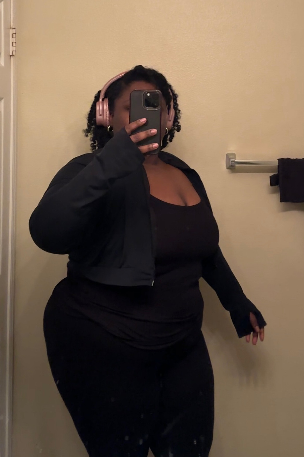 Gym Girlie fit! I’ve been in the gym for a year now slowly starting to grab cute clothes now that I like. If you’re a curvy babe who loves her all black gym fits here are some pieces to elevate it and make it ✨FUN✨