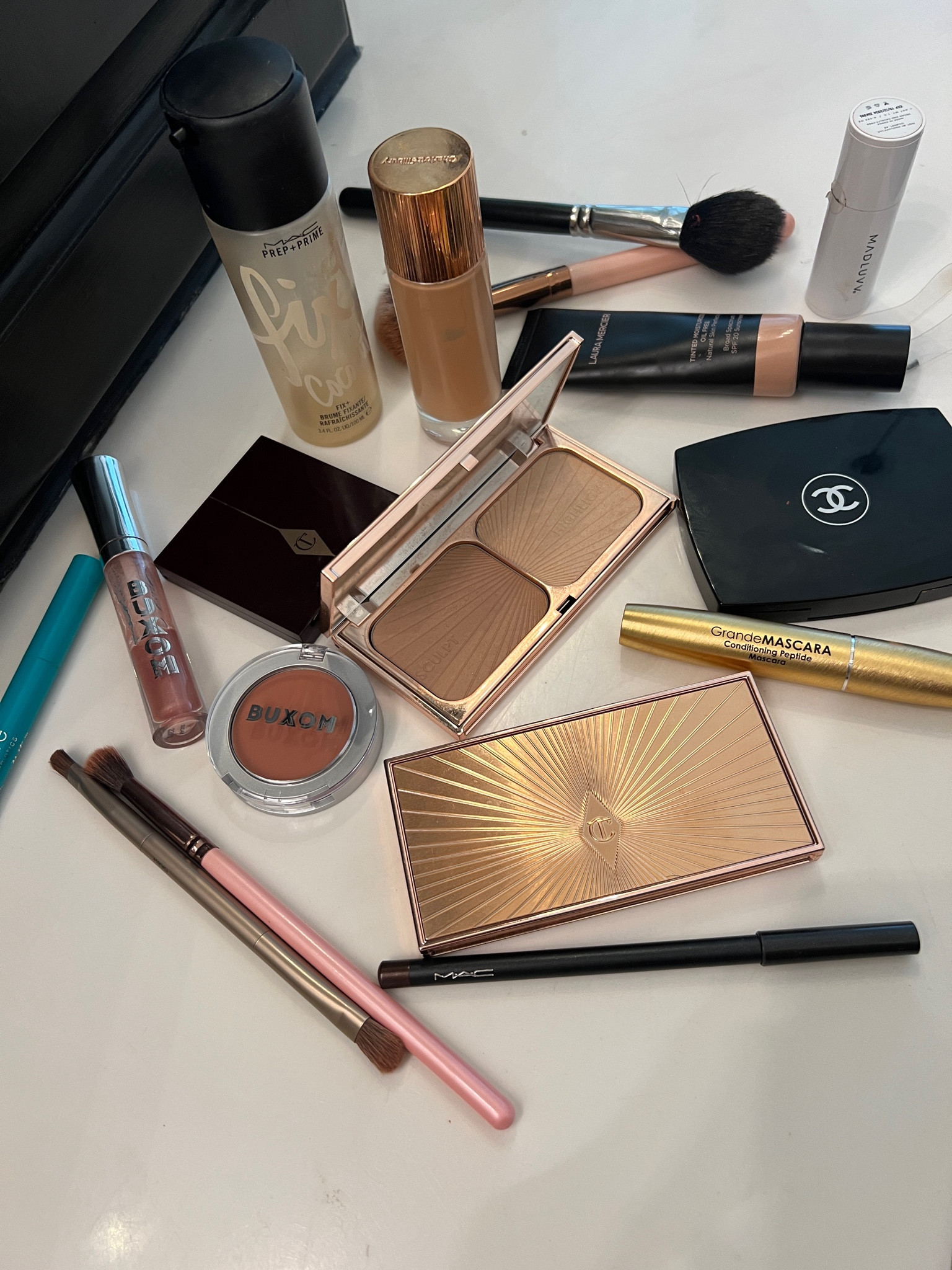 Daily make up …

This is what I use on the daily everyday look! 

Charlotte tilbury highlighters 
Charlotte tilbury  eye shadow pillow talk 
Chanel powder
Teddy eyeliner by Mac 
Grand lash  mascara in black
Flawless filter
Mac  finishing spray 
Eye brow stencil & stamp 
Buxom check plump
Buxom lip plumper 



#LTKStyleTip #LTKBeauty