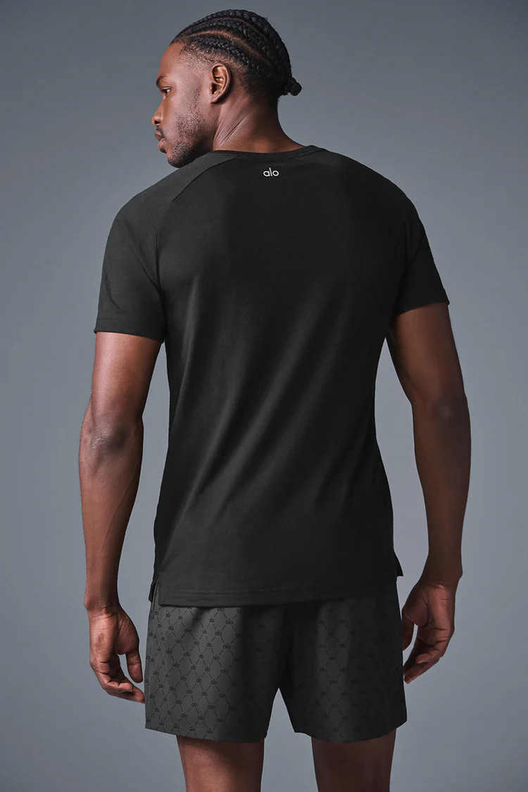 Triumph Raglan Tee - Black | Alo Yoga (US)