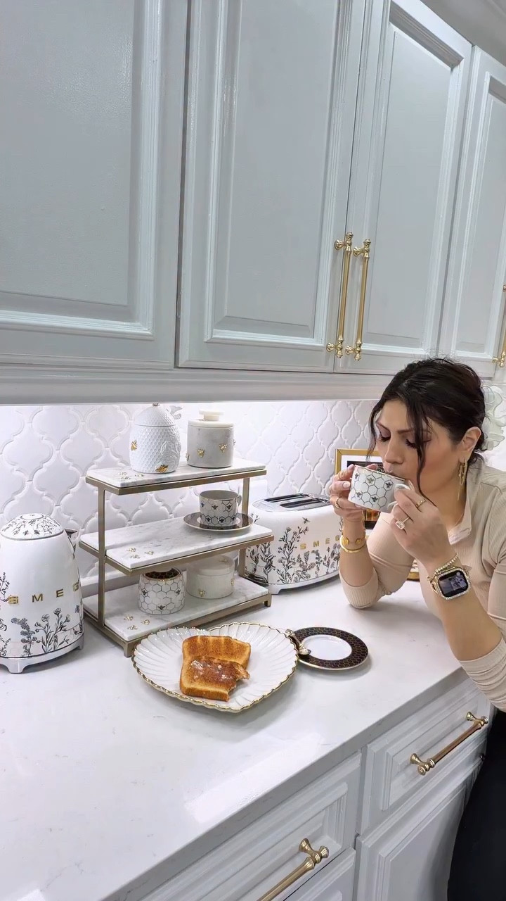 Just a quiet tea moment in my kitchen before the day gets busy. Romanticizing the little moments makes all the difference, friend 🥰
⚜️Using my Honeycomb collection with my SMEG pieces from Williams Sonoma makes these little moments even more special.
⚜️Save this for the days when you need five quiet minutes to reset your mind, friend 🤍
.
.
#momlifestyle #stayathomemom #momlife 
#motivationforlife #aesthetickitchen 

Video Description: 
aesthetic kitchen, golden white kitchen, luxury kitchen aesthetic, cozy morning routine, romanticize your life, stay-at-home mom life, mom of three lifestyle, peaceful tea ritual, slow living kitchen routine, Smeg Honeycomb collection, Williams Sonoma Honeycomb collection, elegant kitchen inspiration, cozy tea time aesthetic, luxury homemaking lifestyle