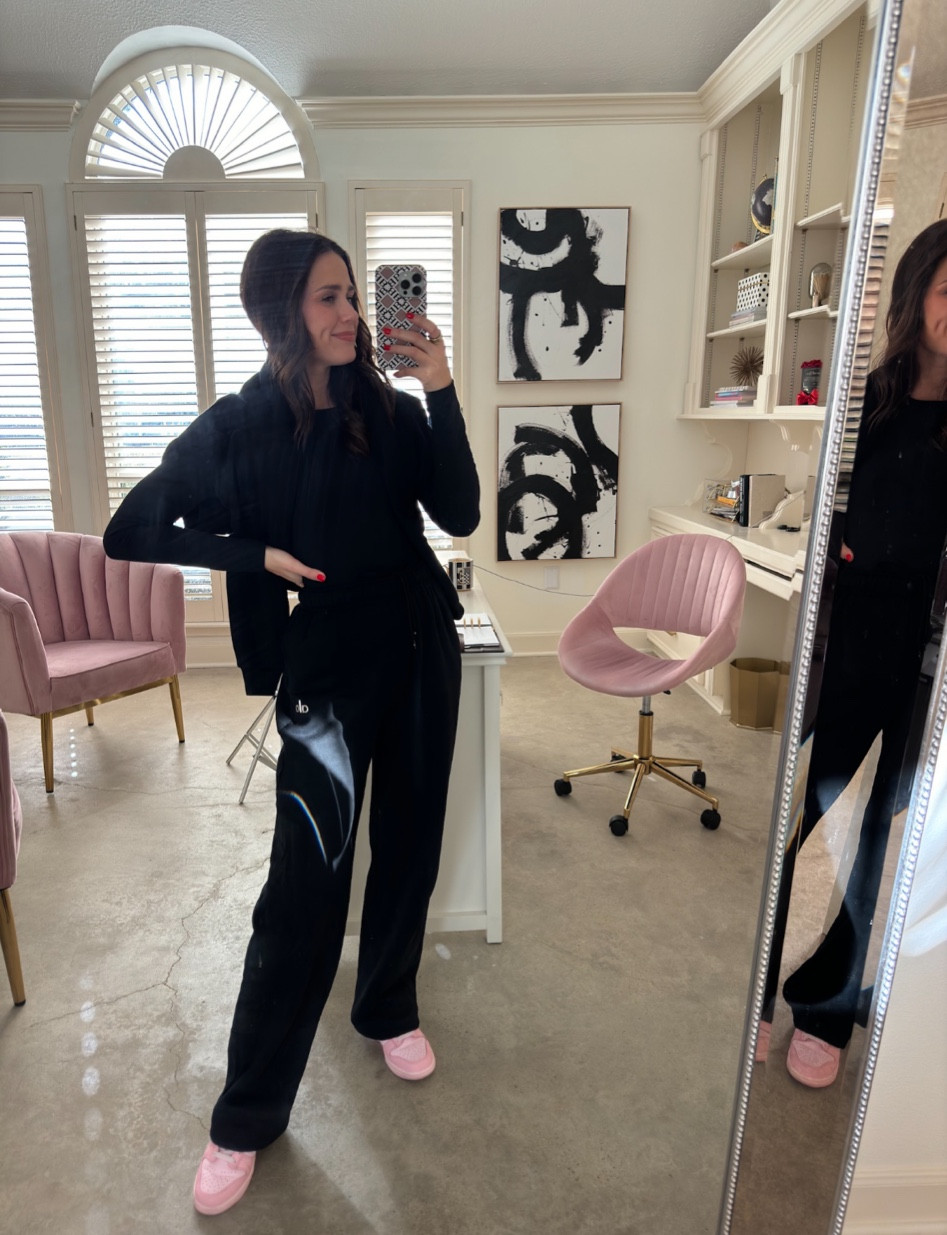 Alo // sweat set // sweat pants // pink Nikes 

#LTKstyletip #LTKshoecrush #LTKtravel