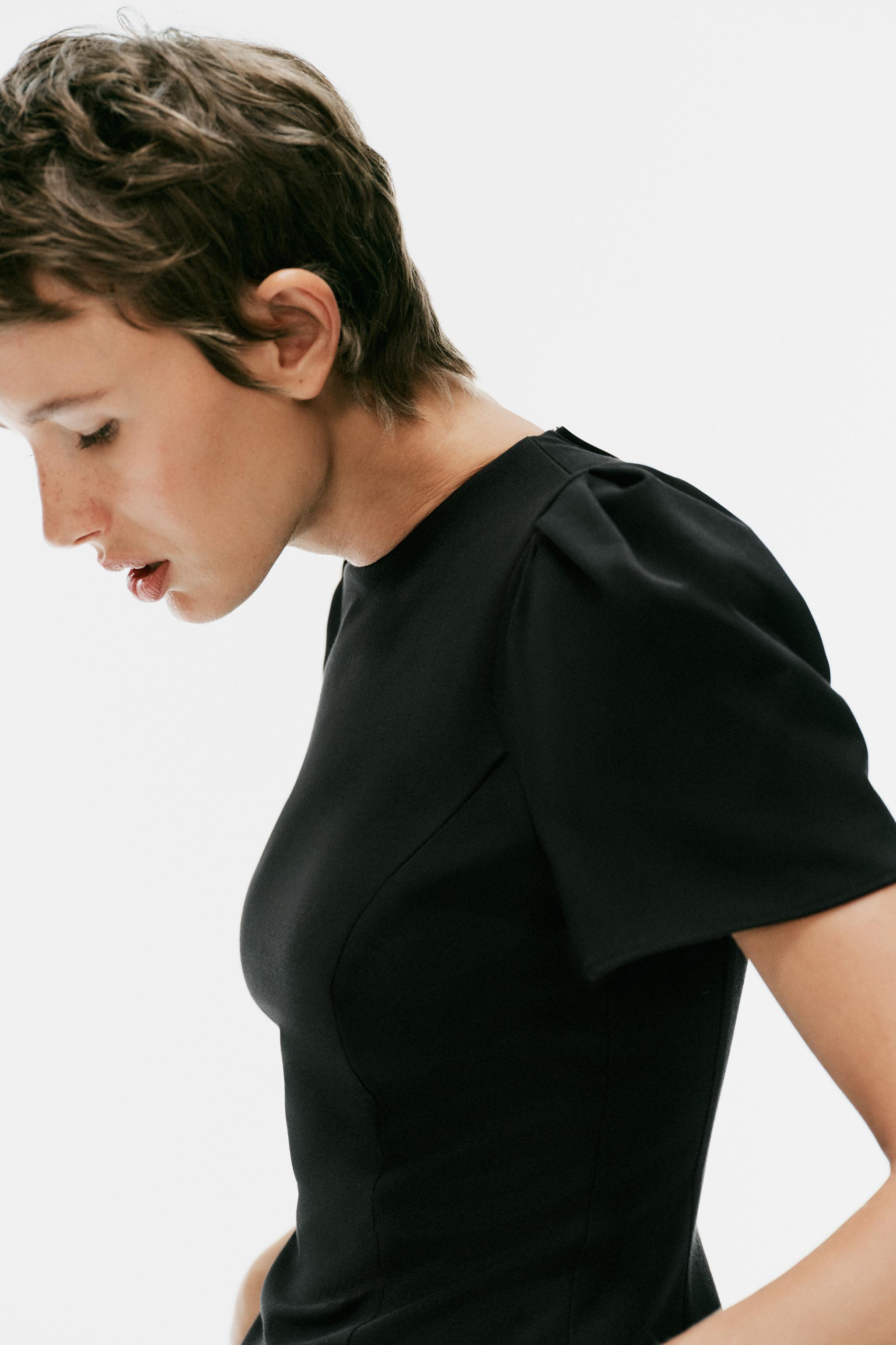 Le mannequin mesure : 178 cmRobe \u00e0 large col en V et manches courtes. D\u00e9tail n\u0153ud... | Zara FR
