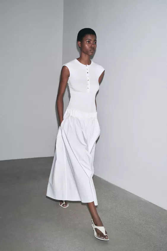 Sleeveless round neck bodysuit. Front button detail. Ribbed knit fabric. Snap button closure at b... | Zara US