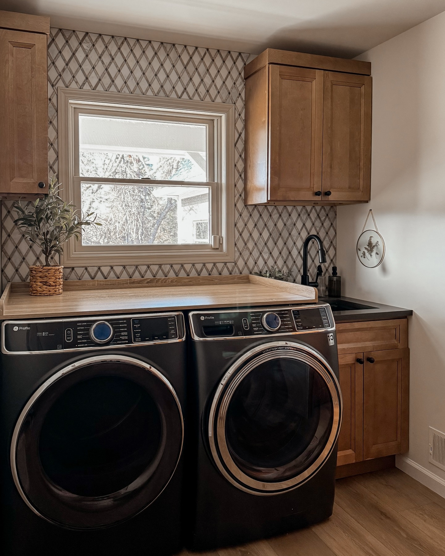 LAUNDRY ROOM BEFORE & AFTERS ✨👉🏼wild to look back at where I started 2 months ago! This project was a labor of love but worth every second!!

Be honest… how many times did you swipe back and forth? 😂 THE LIMIT DOES NOT EXIST

#LTKHome