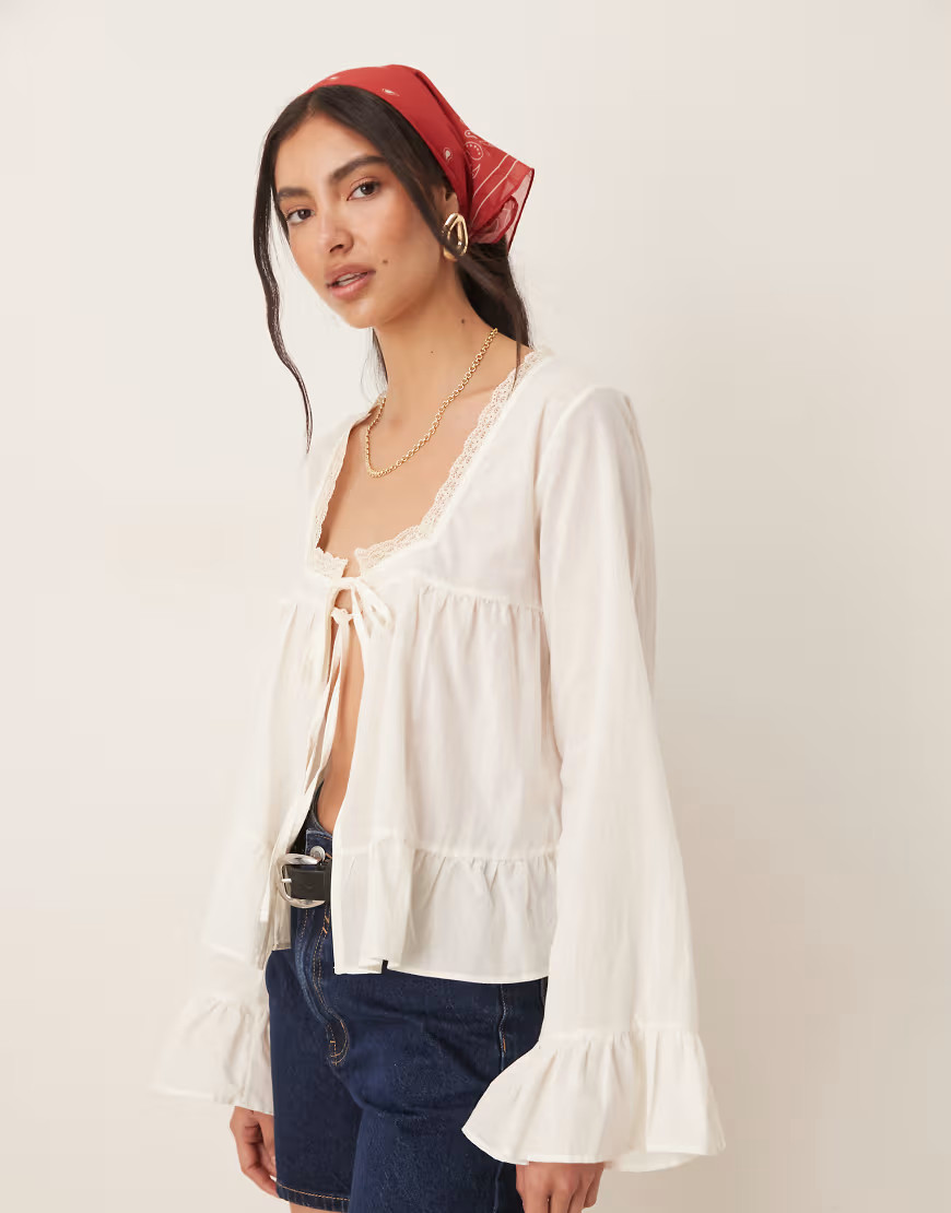 ASOS DESIGN – Boho-Bluse aus Baumwolle in Ecru mit Spitzenborte-Weiß | ASOS (Global)