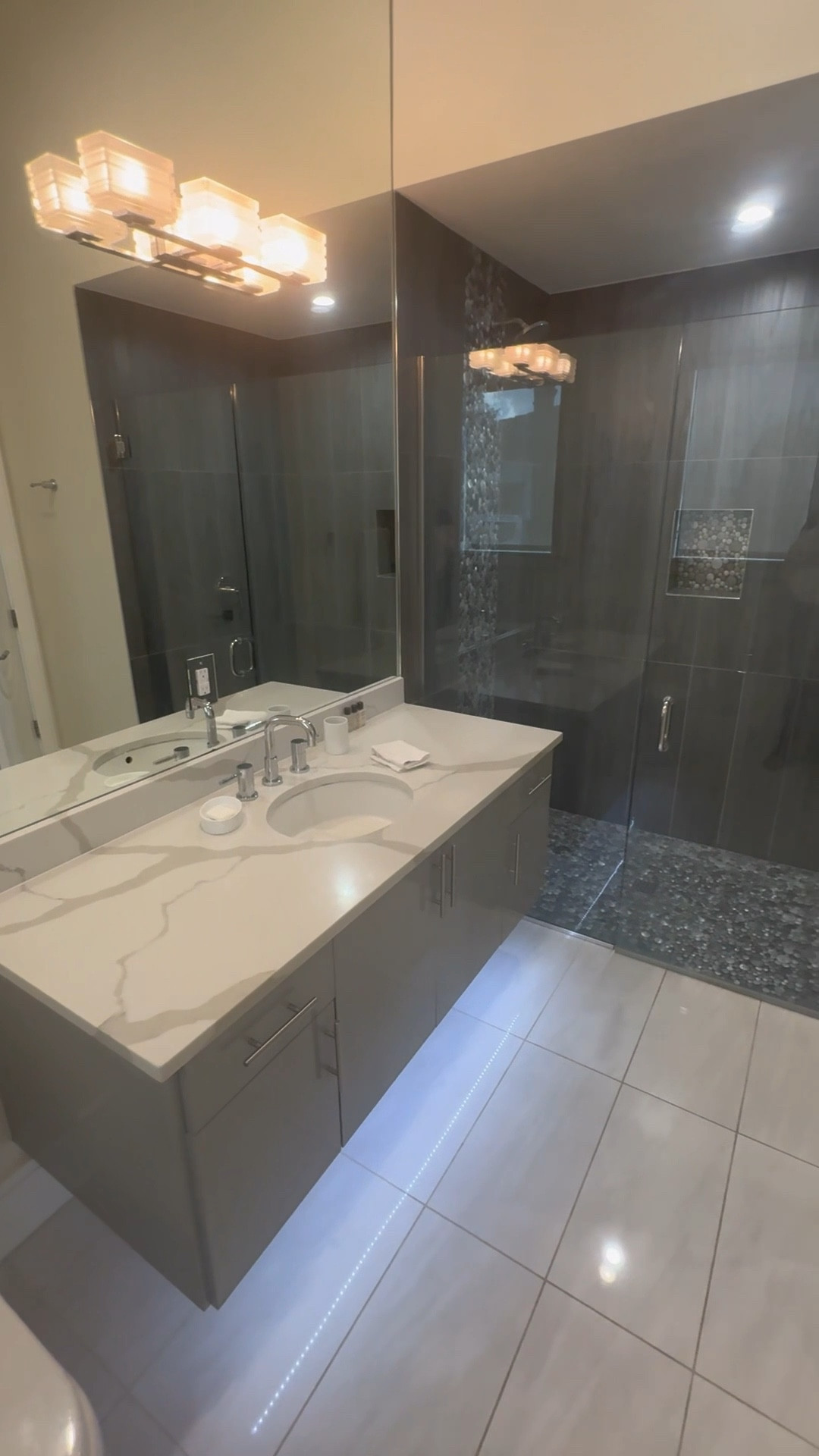 Clean the Airbnb’s bathroom floor with me 🫧💫 First time I see removable pads with a dirt compartment 🙌

#LTKWatchNow #LTKU #LTKHome