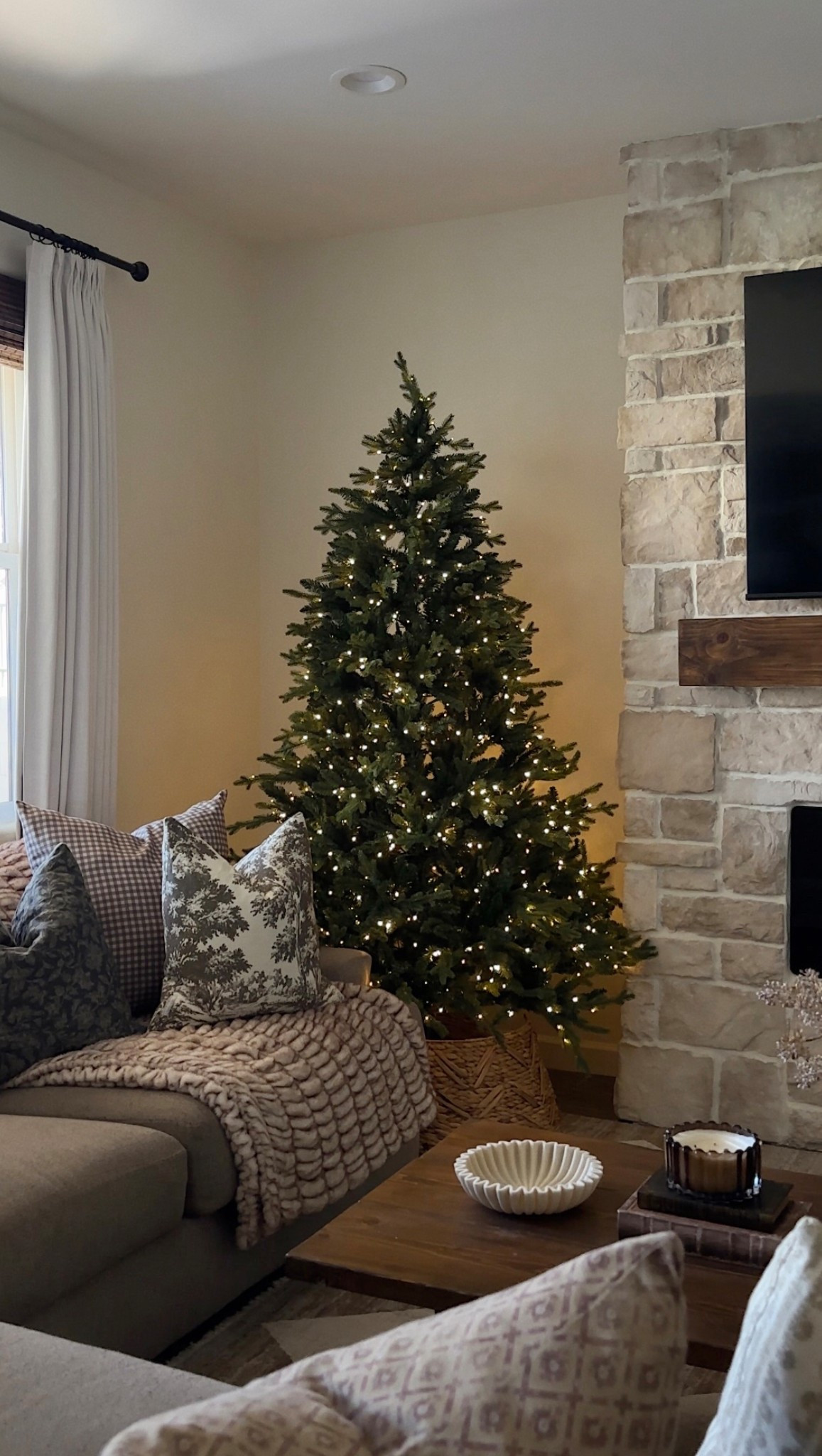 My Christmas tree this year eeeek!!! She’s a beaut 😍🎄 I have the 7.5 foot scarlet fir LED!


Christmas tree, king of Christmas, viral Christmas tree, Christmas tree sale, holiday decor, Christmas decor 

#LTKHome