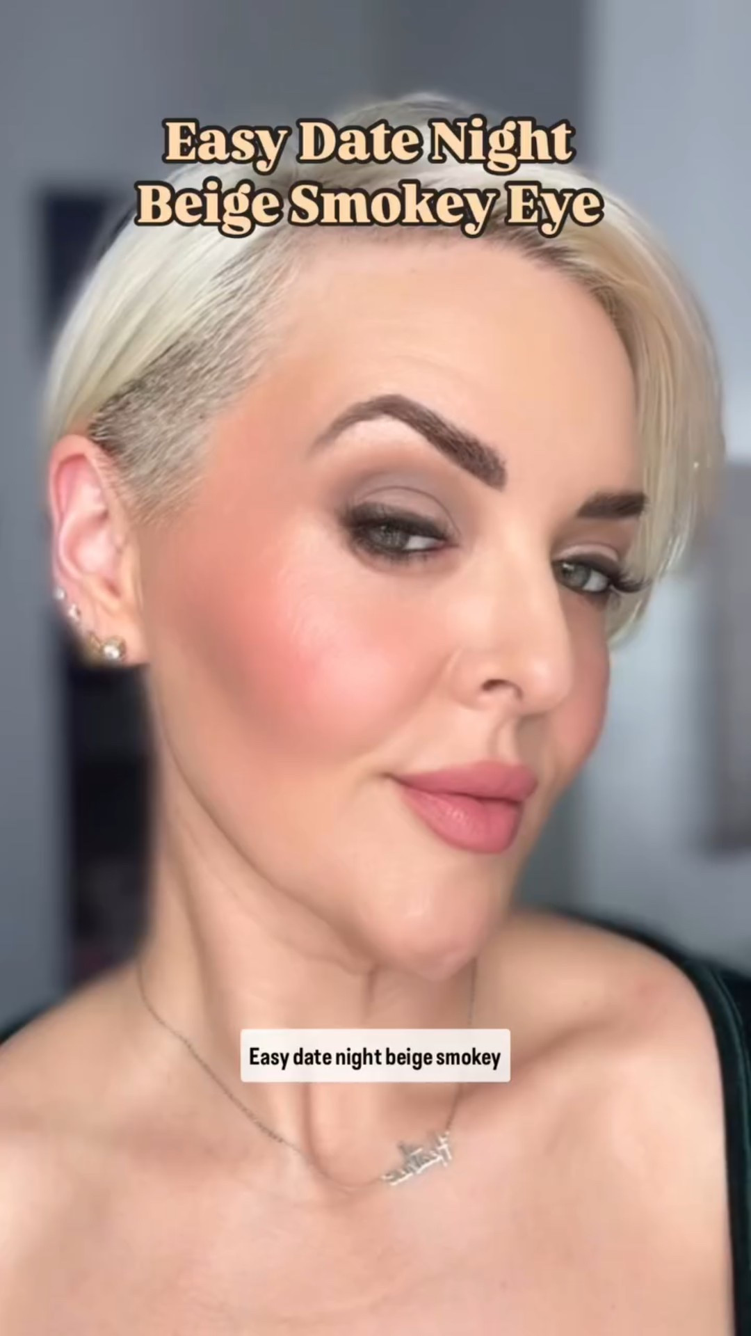 Obsessed with this palette every single time I use it 😍 Comment BEIGE SMOKEY EYE for the 🔗 s 💕

#motd #makeuptutorial #smokeyeye #eyeshadowtutorial #easymakeuptutorial #easymakeuplook #over40makeup #over40beauty #colourpop