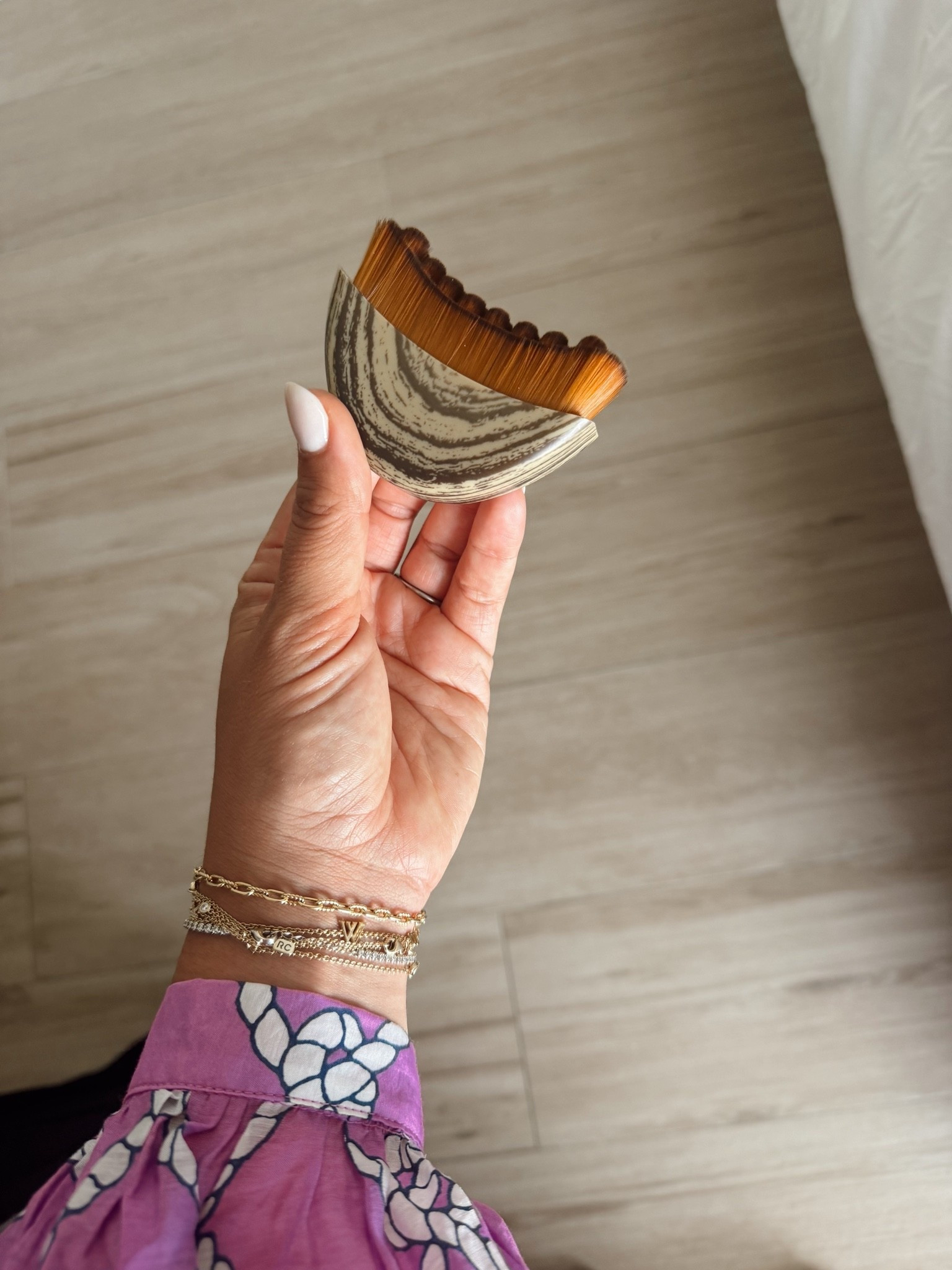 Face contour brush I’ve been using on vacation and it really works to de-puff.

#LTKBeauty #LTKmomlife #LTKgrwm