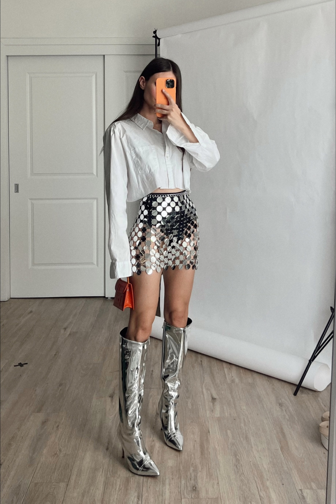 Affiliate links 
Skirt is 40% off now (09/28) with code PLSSTAY 
Exact items but I cropped the shirt 💖
For more coverage I’m wearing bike shorts in the video (the one from the set I linked), but on the photo just skims (the same one I linked) 

Fyi: If you want to make sure the skirt is long enough get the long one and just remove a few rows!
 Also The skirt obviously has NO stretch and can break apart easily but super to fix just fyi. 
Or You can buy a longer mini skirt version on Bershka and they have different sizes too just more expensive 💖