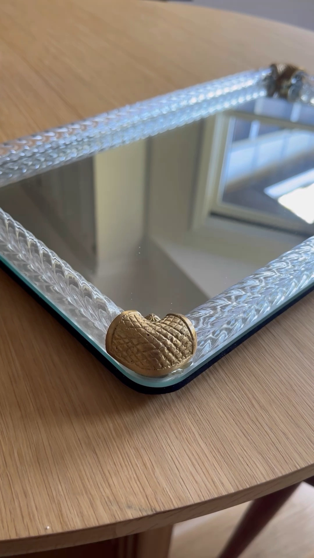 #AliceLaneHome is currently having their Very Best Sale now through 9/22. The entire site is 20-25% off, so it's the perfect time to stock up on all your big ticket wishlist items. This glass tray is timeless with a little bit of edge to keep things interesting. Mirrored on the bottom with pretty detailing on the sides and gold corners, this tray would make any room better. 

#AliceLaneHome #gifted #homedecor #interiordesign #styletip

#LTKHome #LTKSaleAlert #LTKVideo