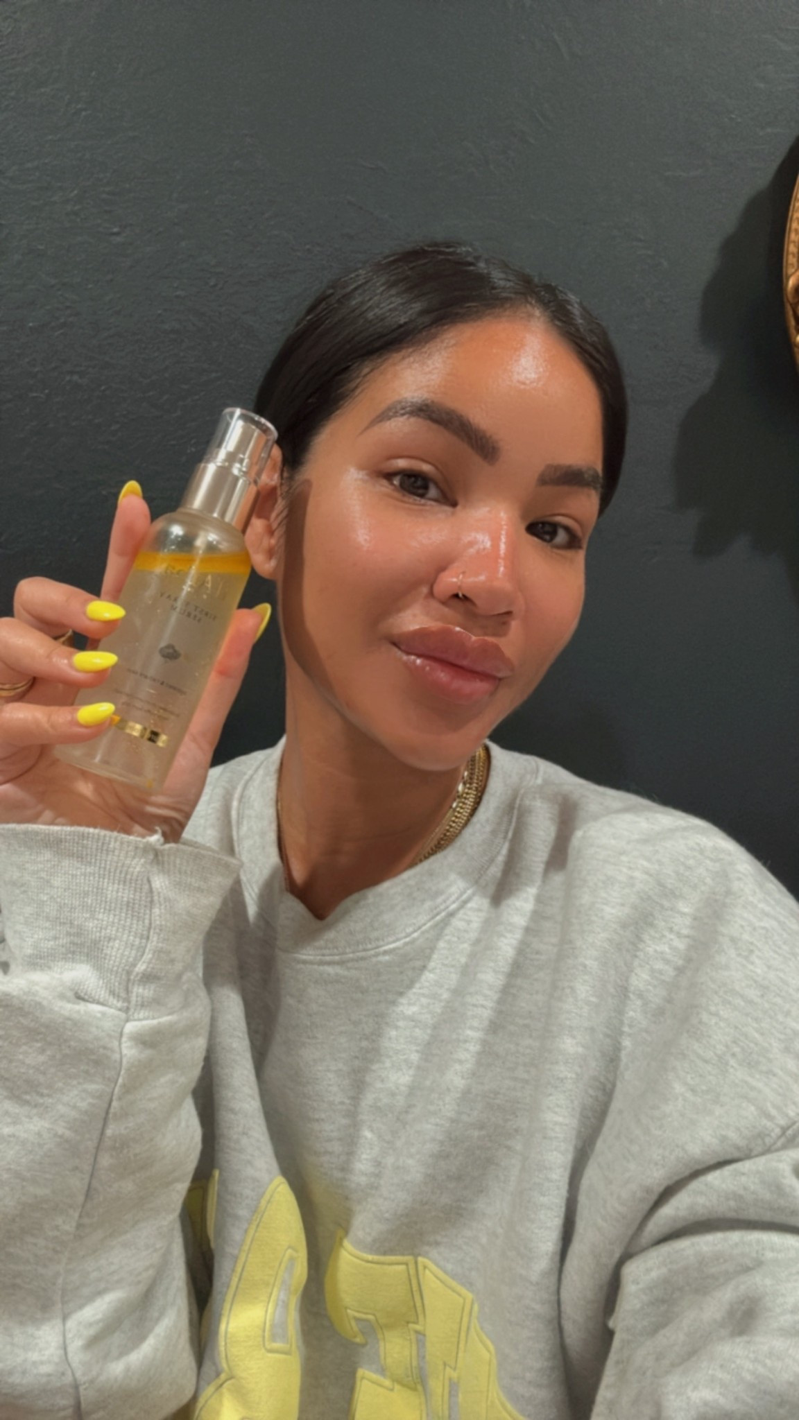 ✨ The secret to that glazed donut glow? This right here 🍯
The d’Alba First Spray Serum leaves your skin glass-like, dewy, and deeply hydrated all day long.
Infused with white truffle from Italy (yes, it’s boujee 😌), this double-layer serum gives you that radiant, K-beauty finish without the greasy feel.

💧Spray, glow, repeat.
#GlassySkin #HydrationGoals #KBeautyGlow #dalbaSerum #SkincareAddict #GlazedSkin