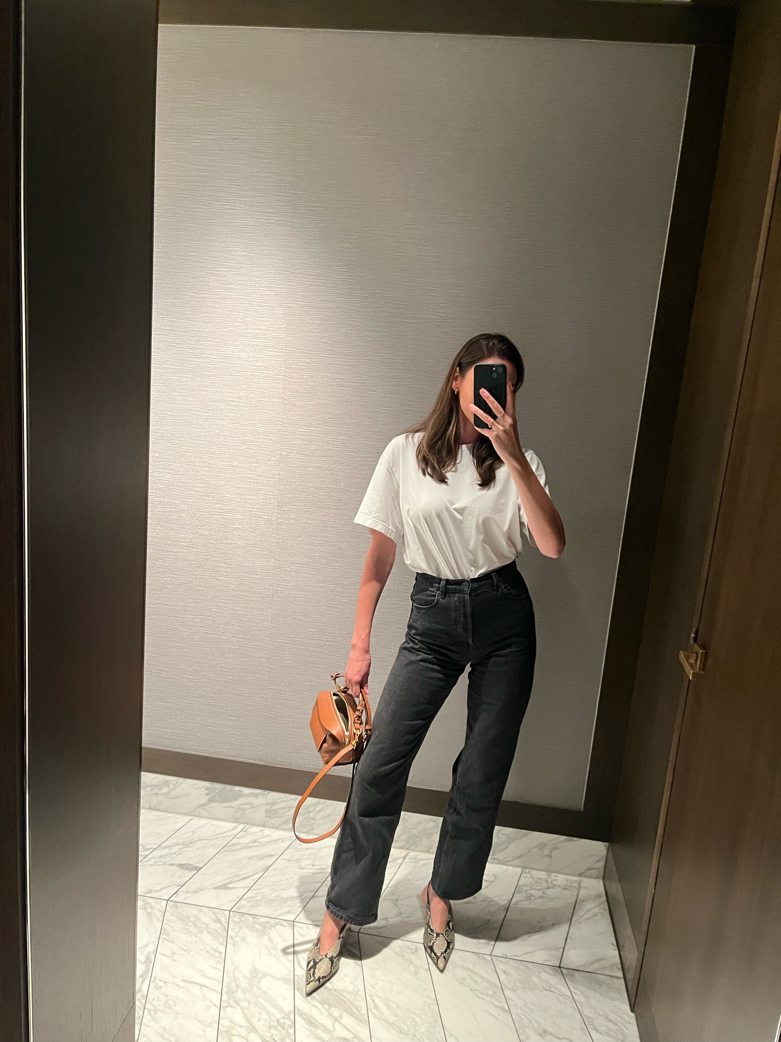 Casual dinner/drinks look: good denim, oversized tee, kitten heel and a chic bag. 

#LTKstyletip #LTKspring #LTKaustralia