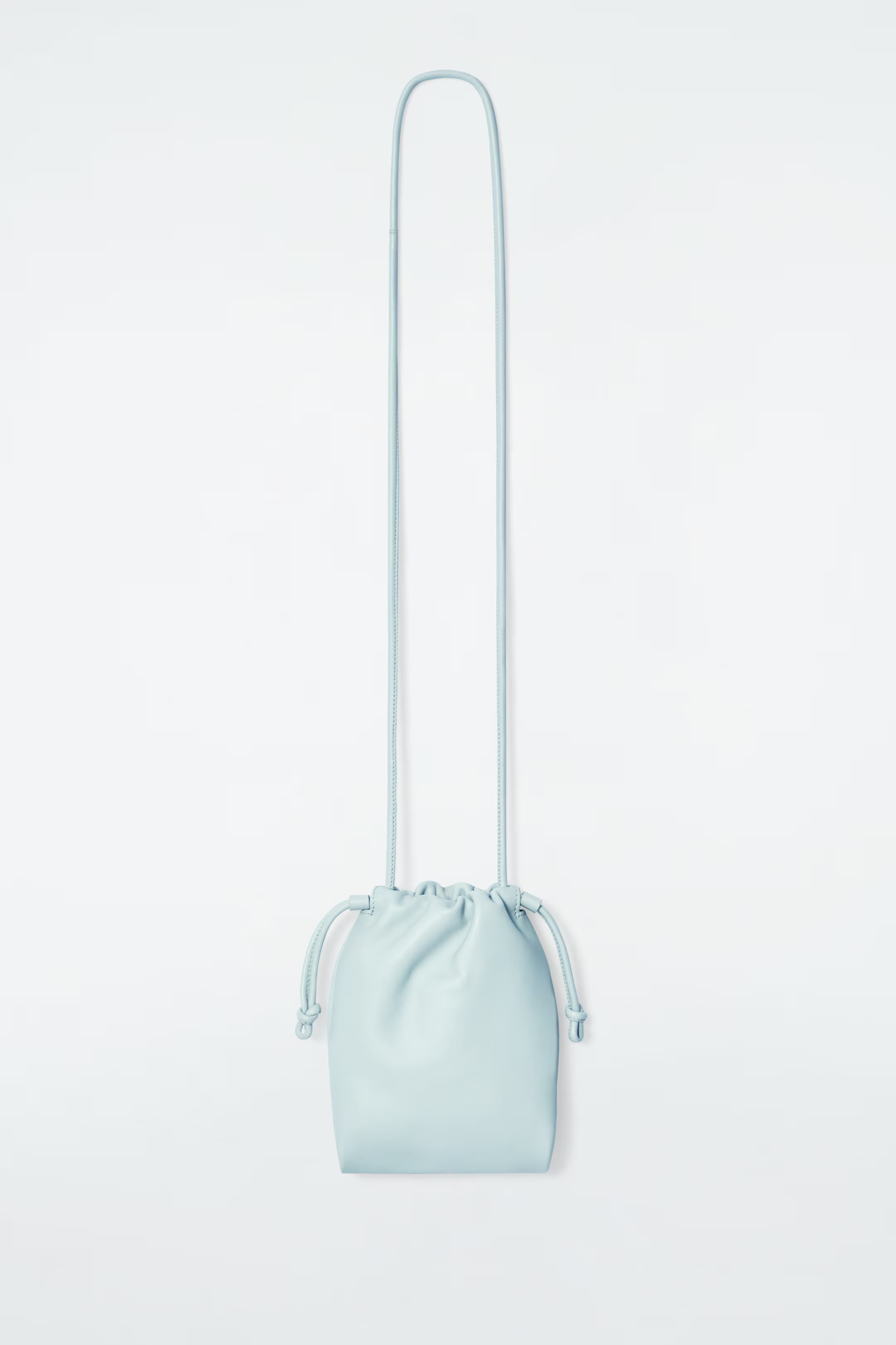 POCHETTE DE TÉLÉPHONE CAVATELLI – CUIR - BLEU PÂLE | COS (EU)