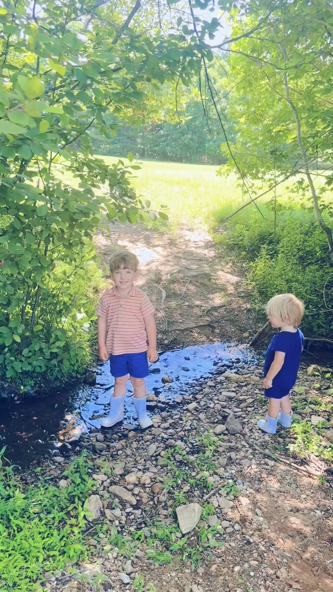 Lots of fun was had with these little country boys 👶🏼🩵👶🏼 playing with sticks 🪾 and rocks 🪨 and “catching fish” 🎣 hehe 🤭 according to Levi Rhett!! 🐟