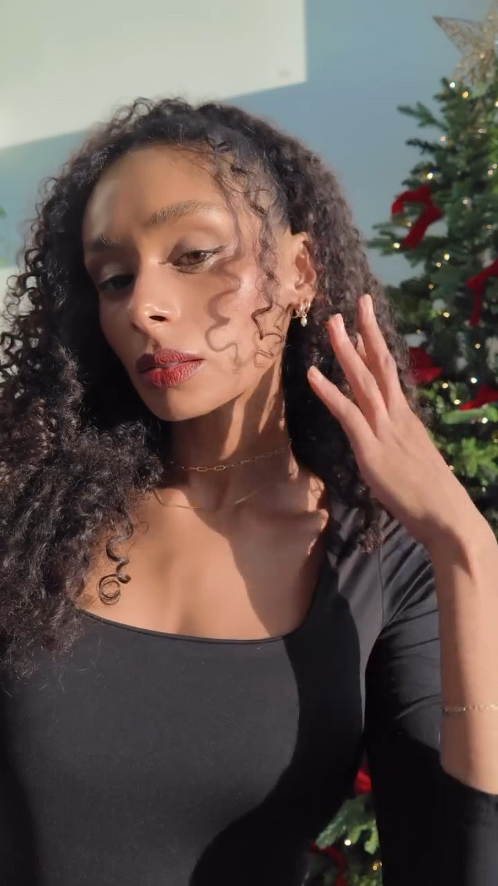 Haven’t worn red lipstick in a while, but I think 2025 will be the year for bold lips! 💄✨ What’s your current go-to makeup look? Also, which hairstyle suits this look better—down or up? Vote below! ❤️

Products used:
Poreless serum @bywishtrend 
Vitamin drop, serum & cream @klairs.global 
Sunstick @abib
Foundation, blush, brow pencil @yless.official 
Concealer @glowishere 
Eyeshadow & glitter pencil @unleashia 
Eyeliner @toofaced 
Mascara @kiera__beauty 
Lip liner @kikomilano @nyxcosmetics 
Jewelry @analuisany 

#MakeupTrends #RedLipstick #2025Glow