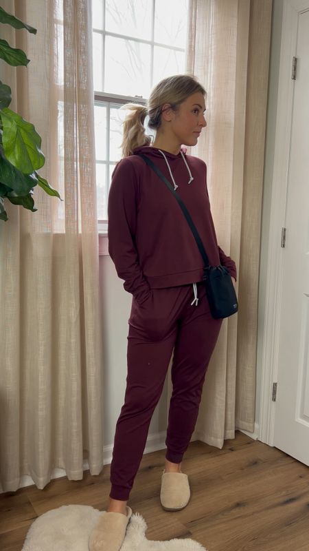 Upgraded to this buttery soft matching hoodie and joggers set. It’s the best for quick errands, lounging, and working out! I paired it with my slippers and a crossbody for a quick family visit this morning.

• super flattering cropped fit on the hoodie
• washes beautifully
• high quality fabric and detailing 

#Rhoback #MatchingSet #WeekendOutfit #Athleisure #MomOutfit


#LTKVideo #LTKfitness #LTKmidsize