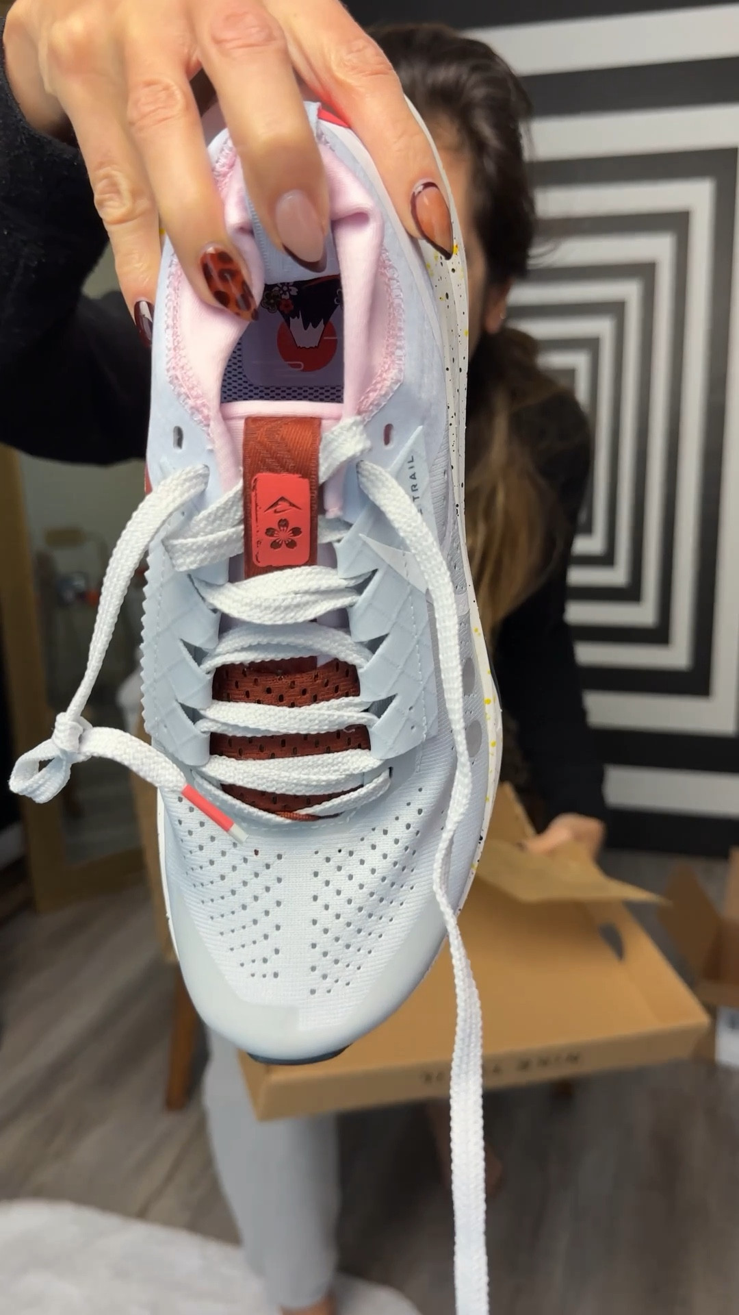 Entre los zapatos deportivos que he probado, hasta ahora, creo que este llevaría el número 1 en comodidad. Lo único es que toma en cuenta que son zapatos para correr, no para el gym, qué es lo que yo estoy buscando, pero si no consigo lo que estoy buscando, me quedo con estos están súper lindos!!!
Que opinas?
Te leo
Chau chau ❤️