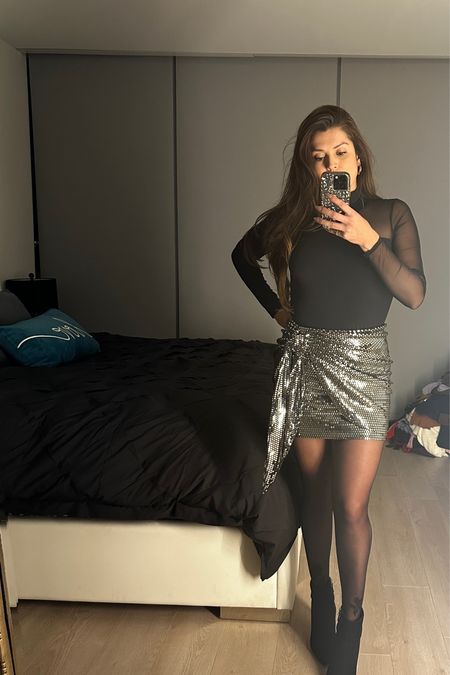 Holiday outfit 

Metallic skirt 
Black bodysuit 
Sequin skirt 


#LTKstyletip #LTKHoliday #LTKGiftGuide